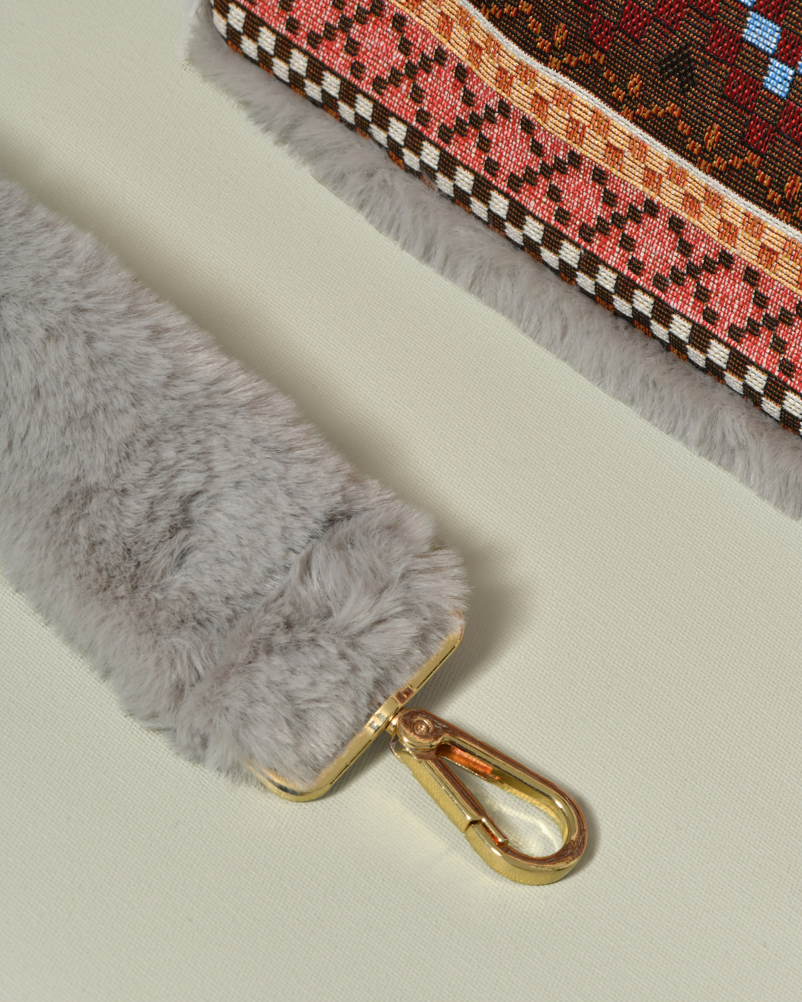 Sac à motifs ethniques en raphia et fausse fourrure La Milanesa