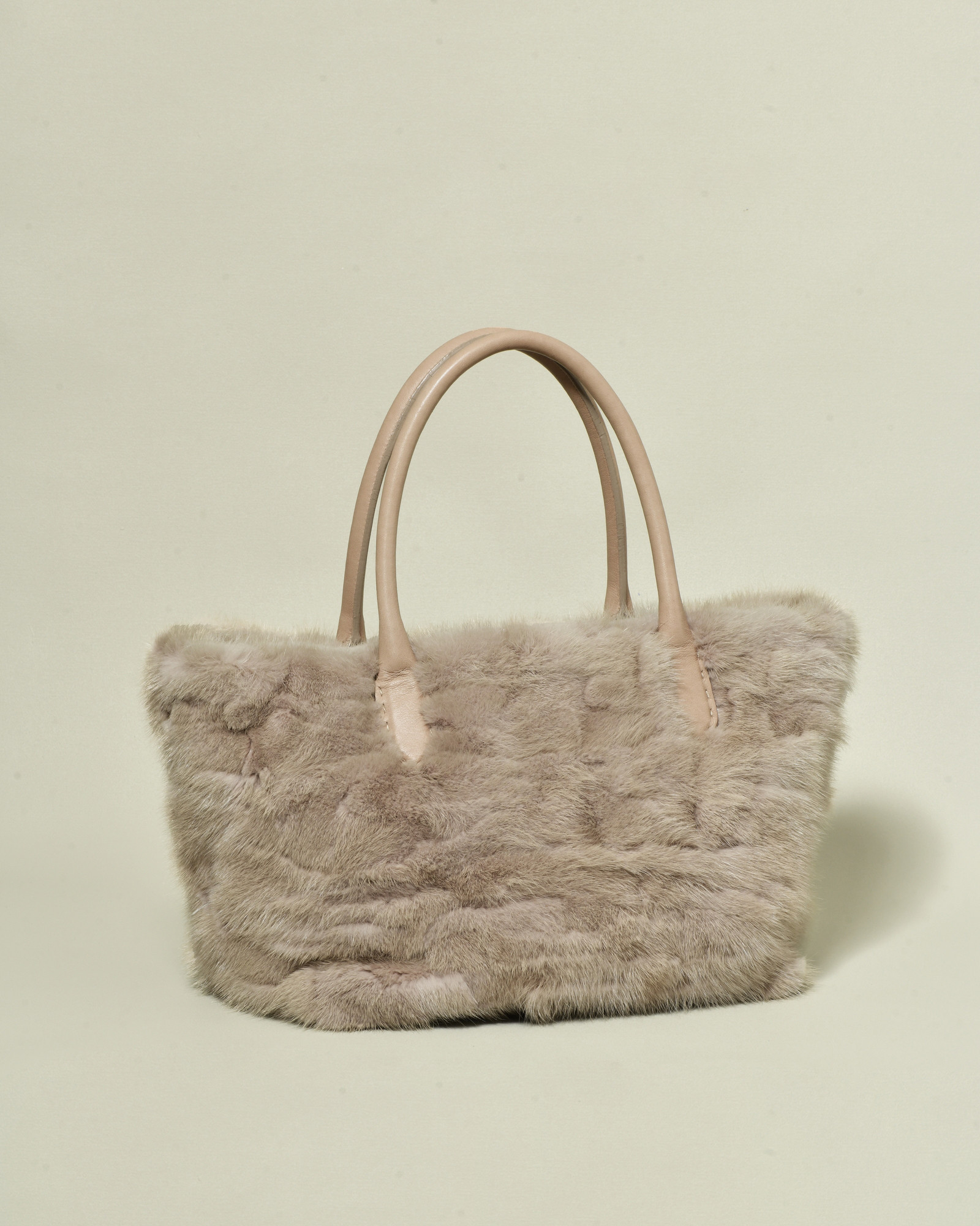 Sac taupe en fourrure à anses en cuir Falorni