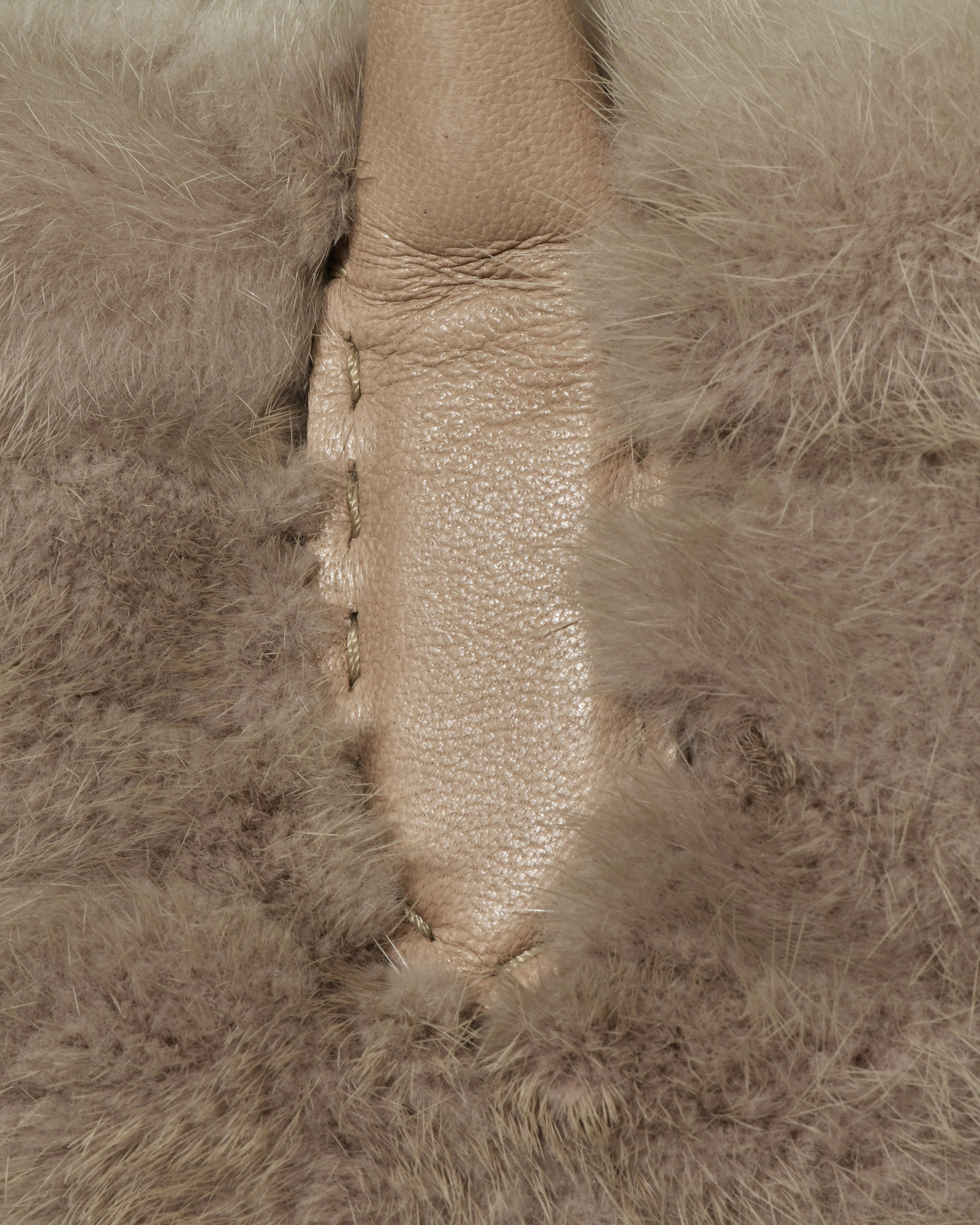 Sac taupe en fourrure à anses en cuir Falorni