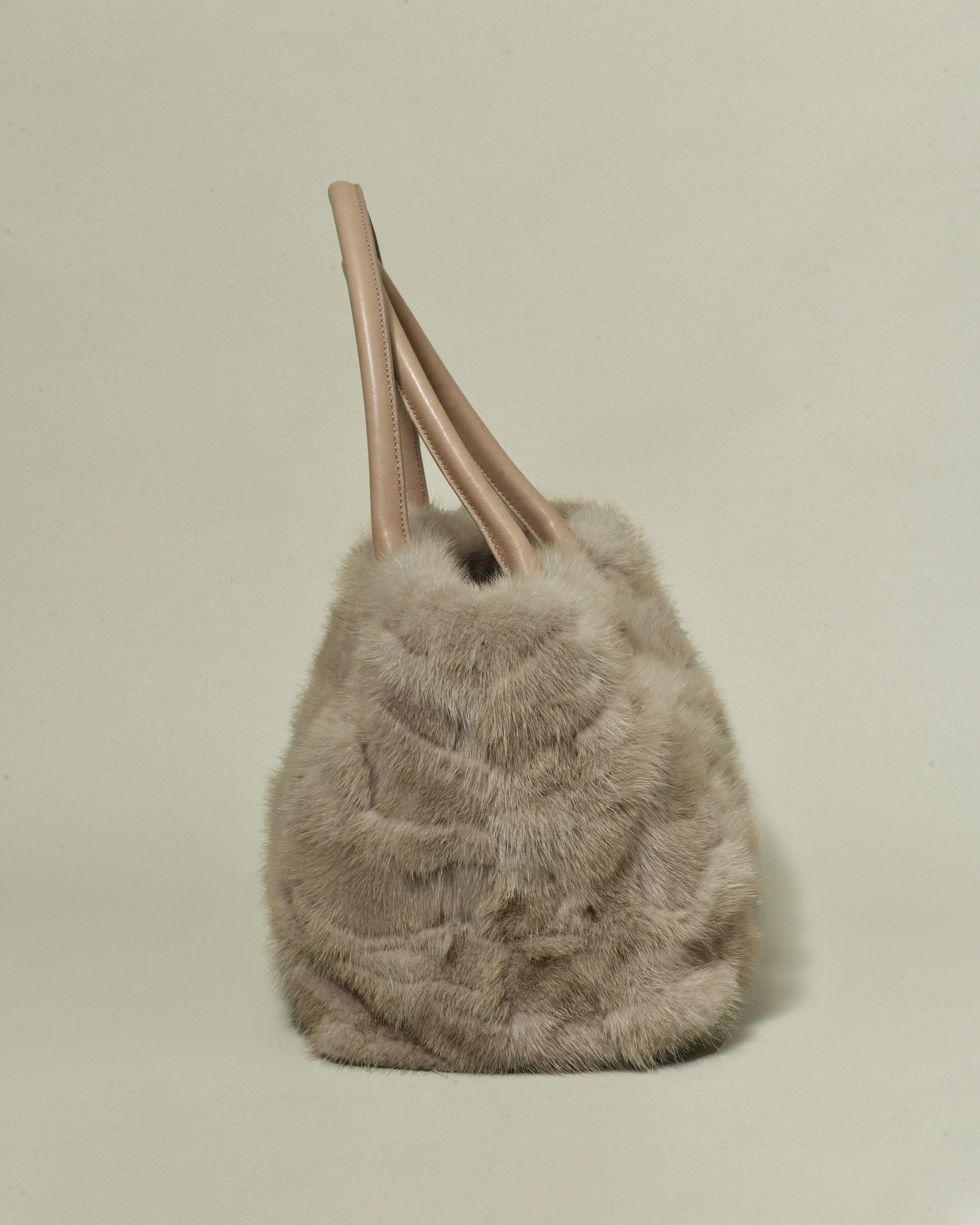 Sac taupe en fourrure à anses en cuir Falorni