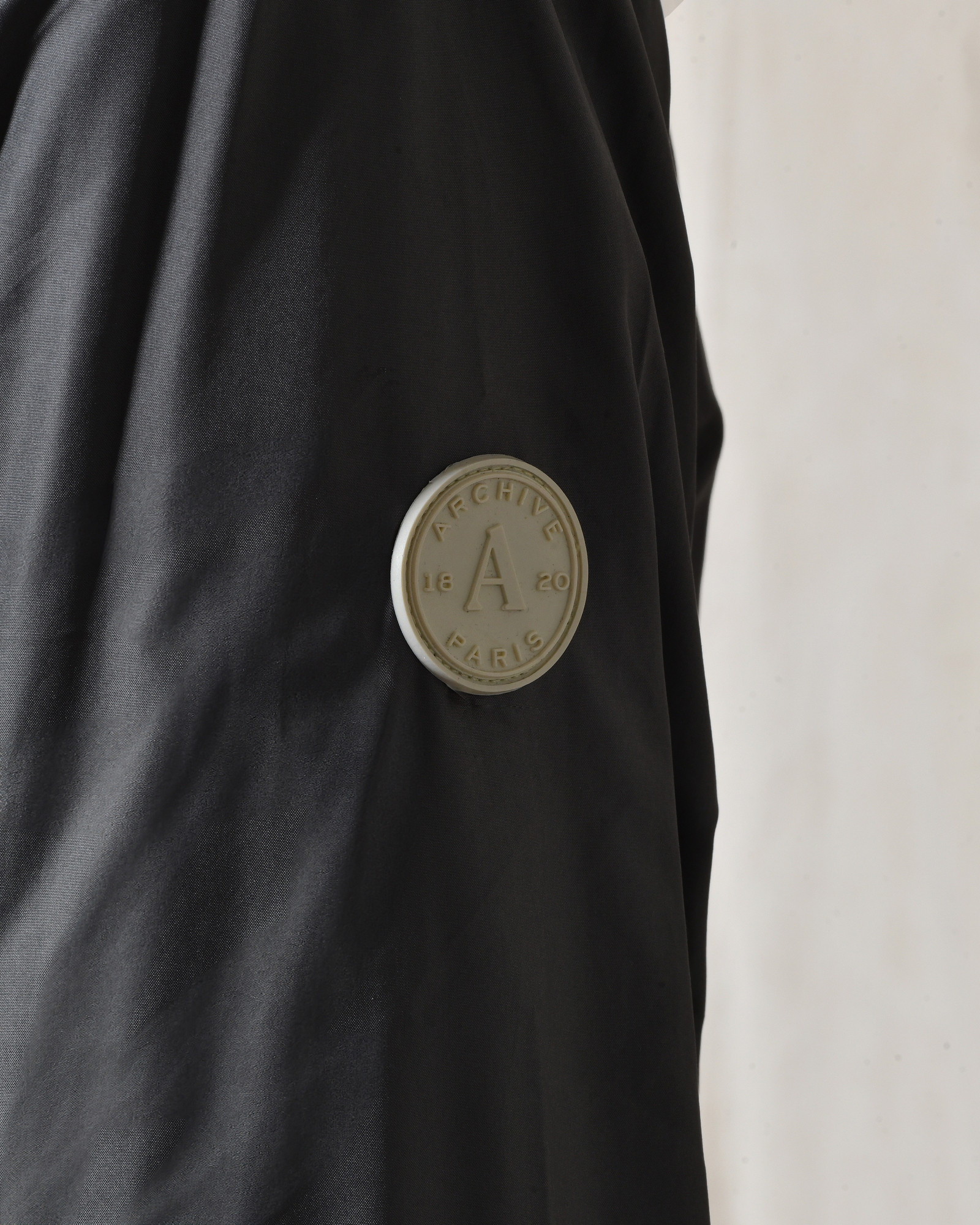 Veste coupe-vent à capuche gris anthracite Archives 18-20