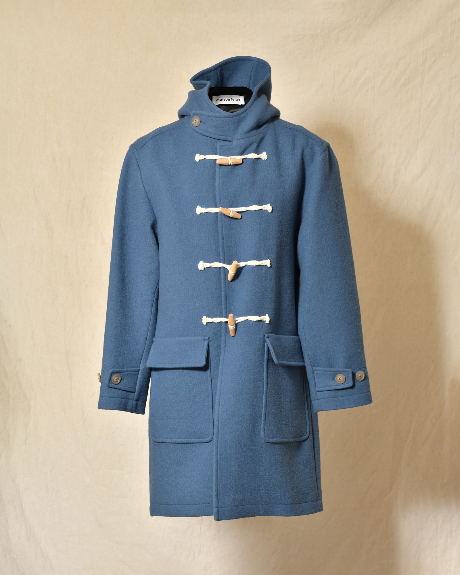 Manteau bleu à capuche et fermeture à brandebourgs Maison Lener