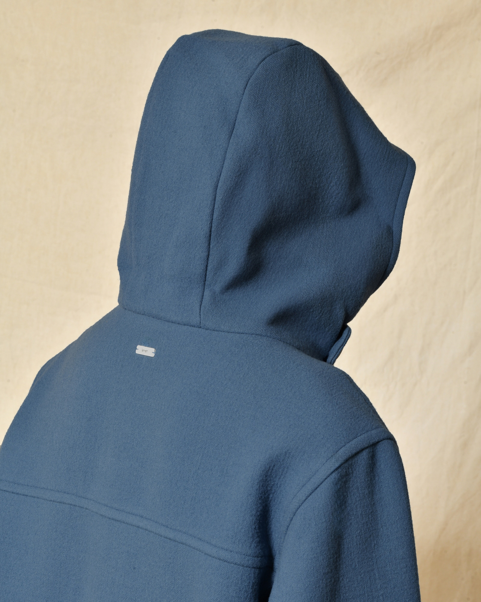 Manteau bleu à capuche et fermeture à brandebourgs Maison Lener