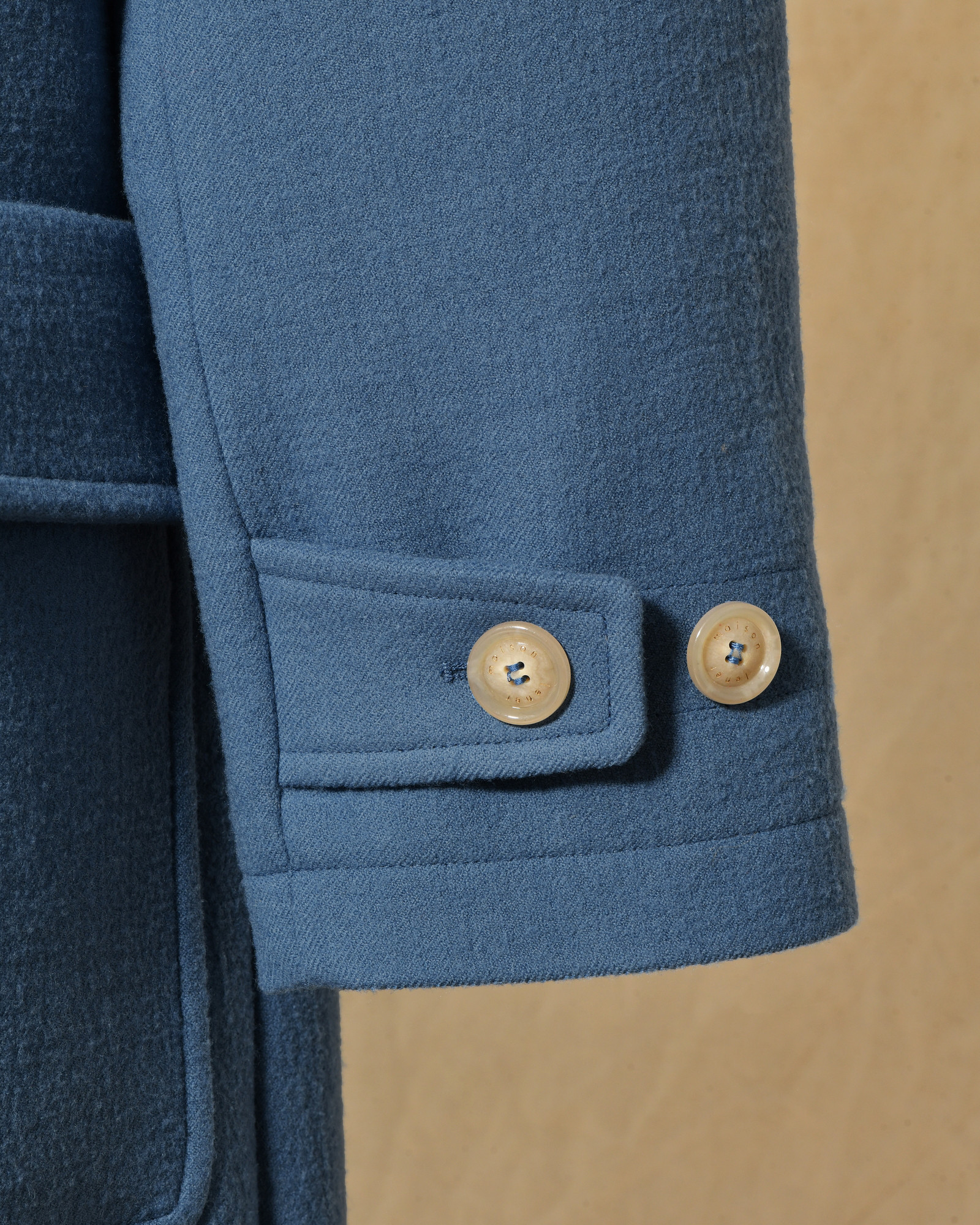 Manteau bleu à capuche et fermeture à brandebourgs Maison Lener