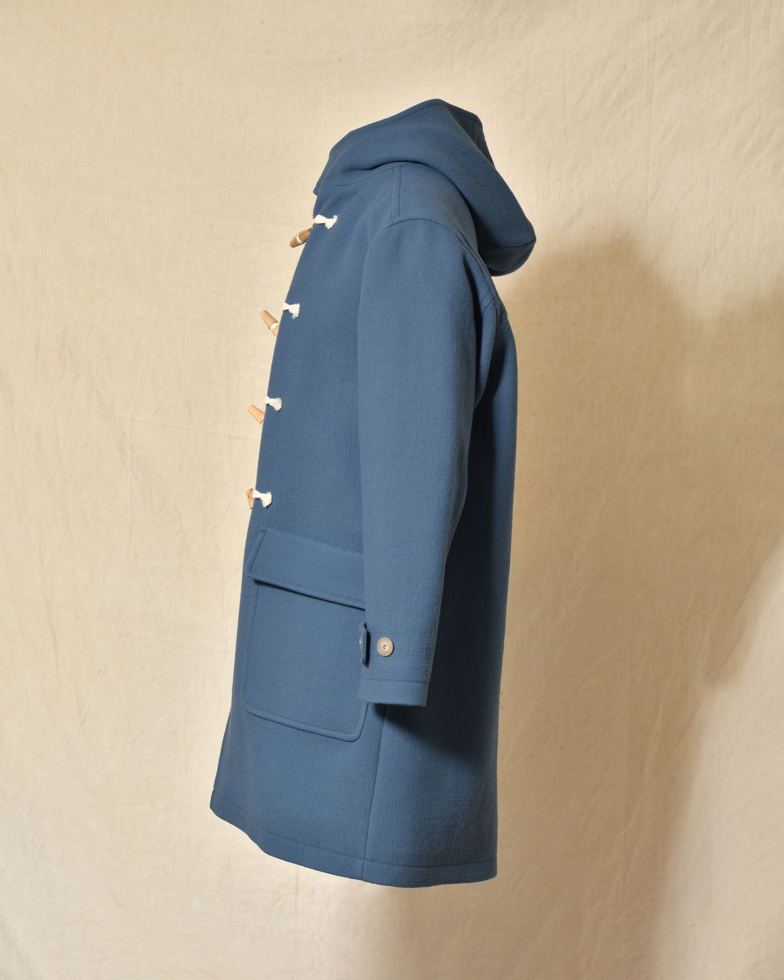 Manteau bleu à capuche et fermeture à brandebourgs Maison Lener