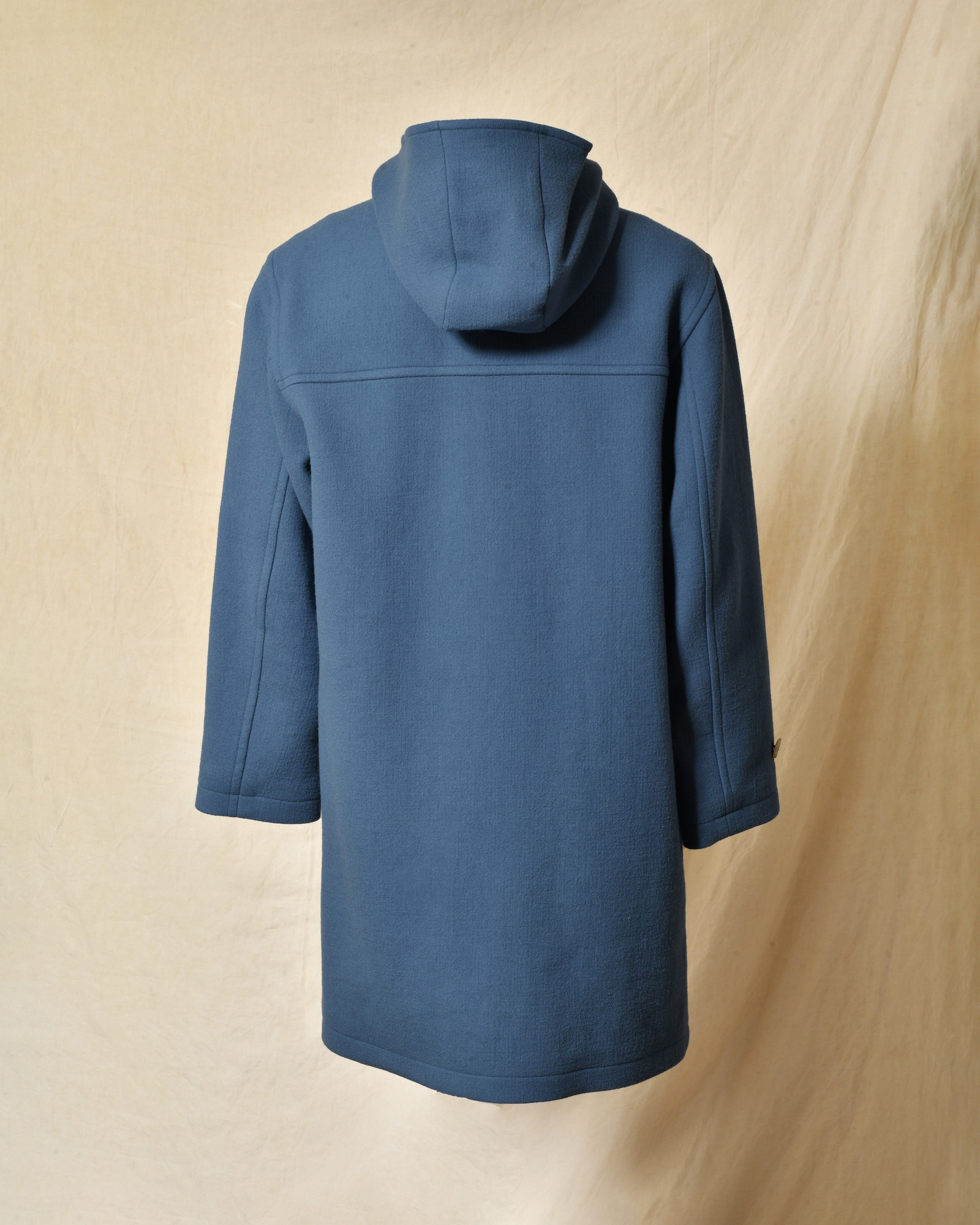 Manteau bleu à capuche et fermeture à brandebourgs Maison Lener