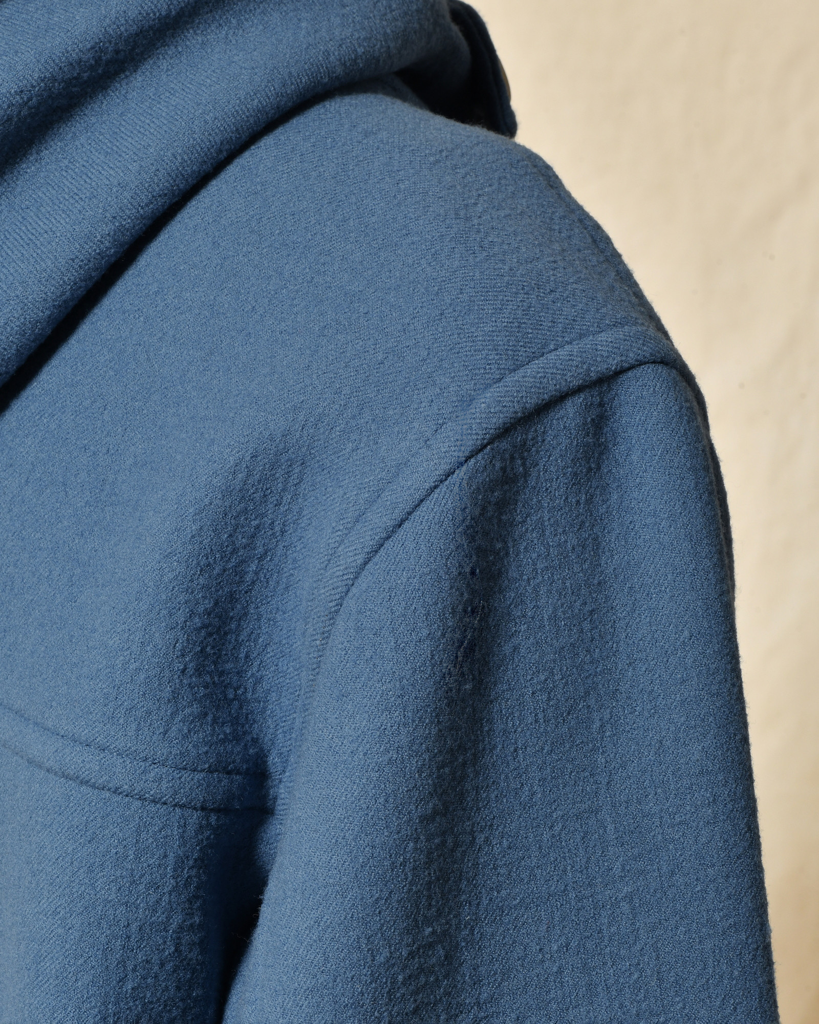 Manteau bleu à capuche et fermeture à brandebourgs Maison Lener