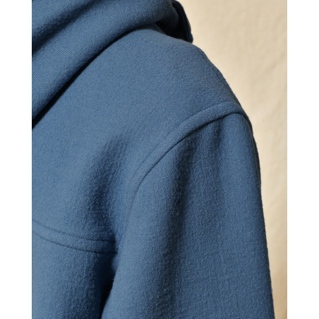 Manteau bleu à capuche et fermeture à brandebourgs Maison Lener