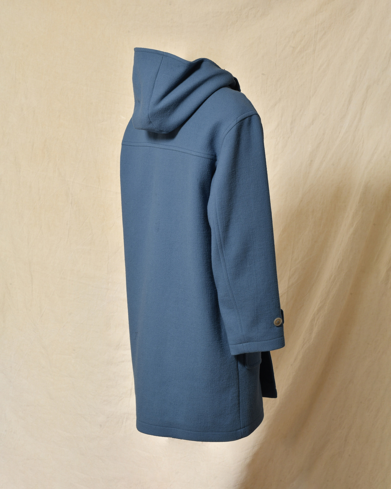 Manteau bleu à capuche et fermeture à brandebourgs Maison Lener