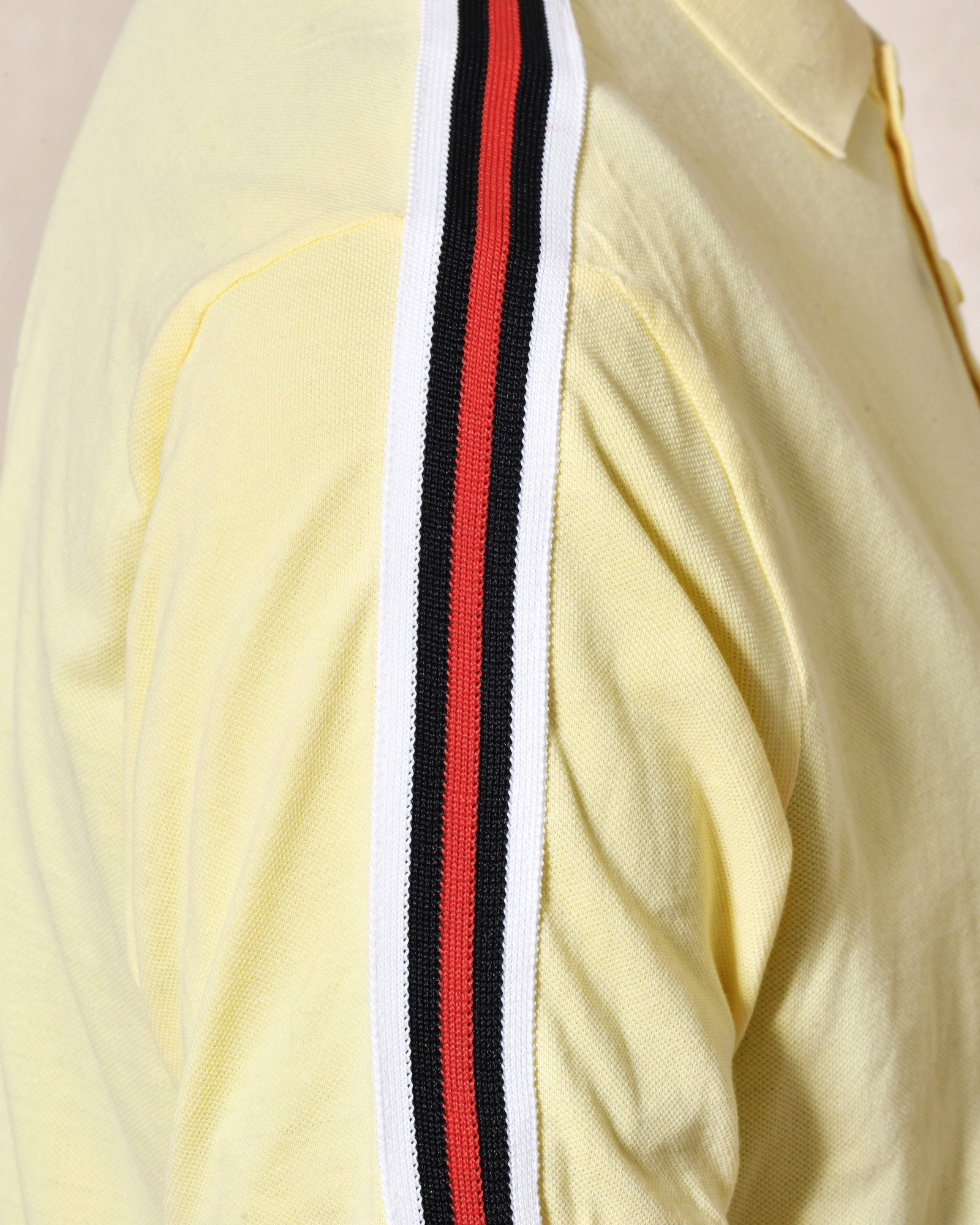 Polo en coton piqué jaune à bandes latérales Les Copains