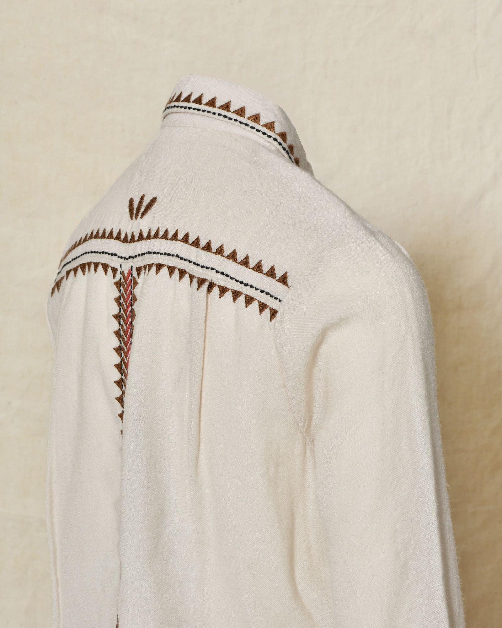 Chemise en laine beige à col brodé et détails contrastants Diega