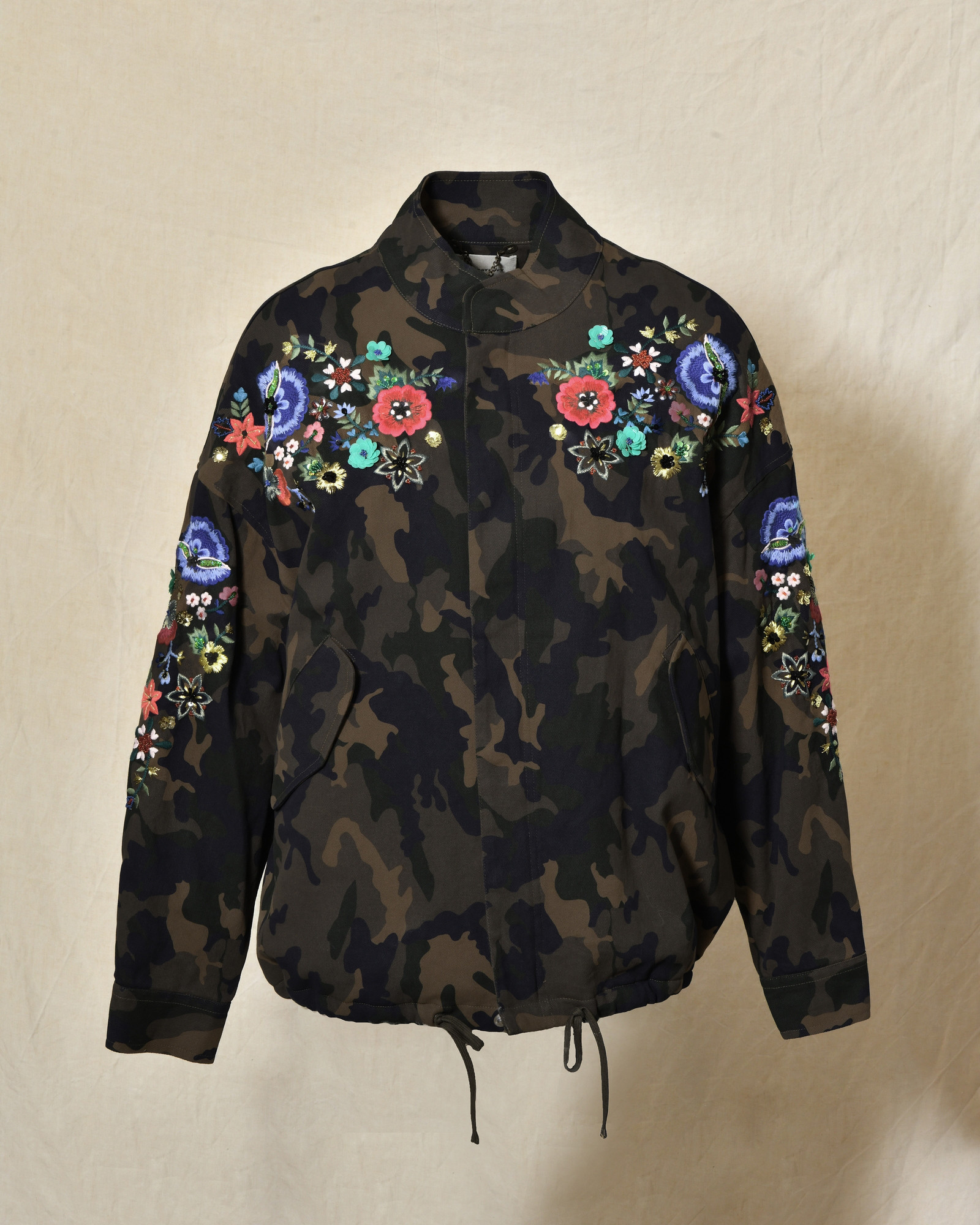 Blouson à imprimé camouflage et broderies fleuris Front Street
