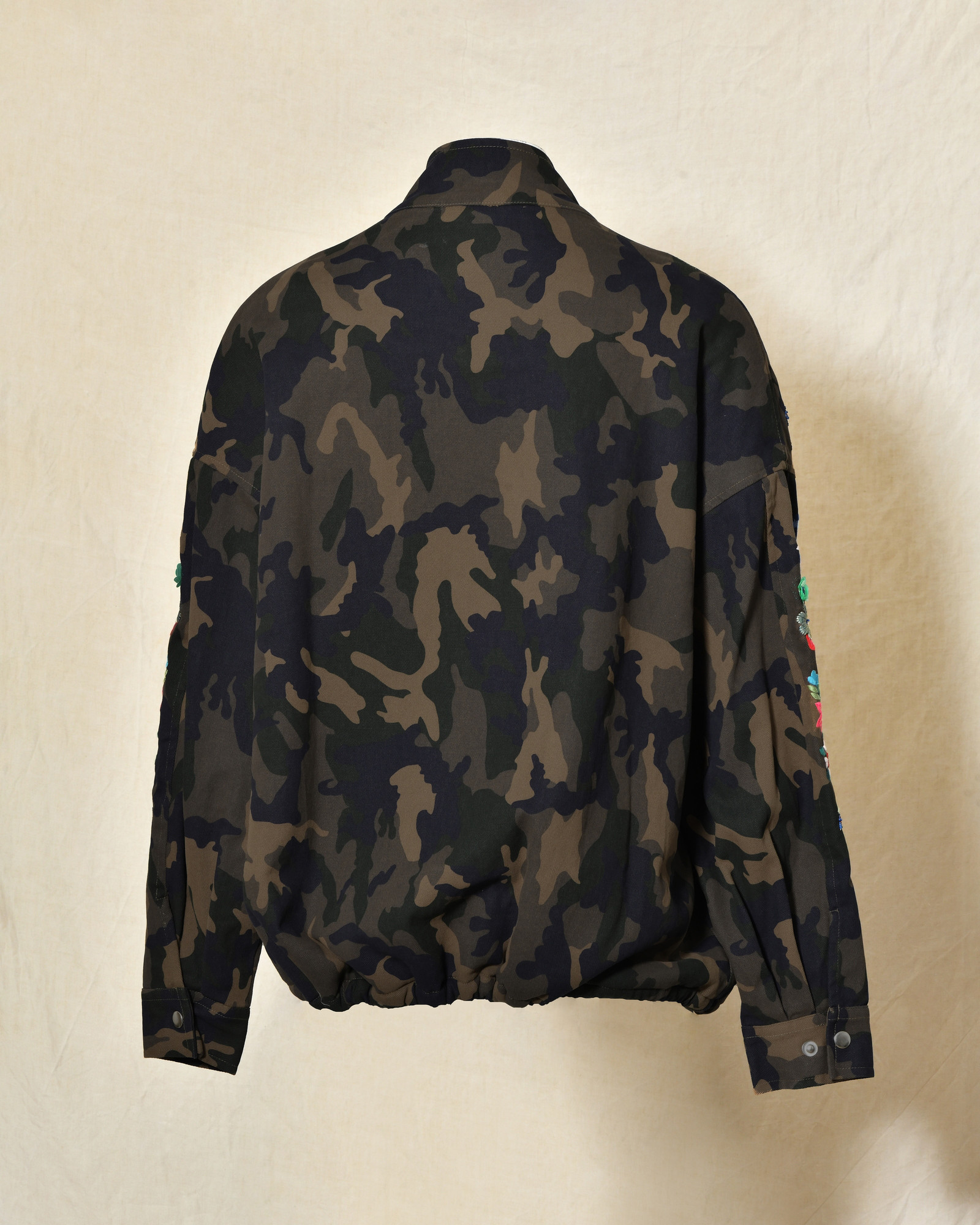 Blouson à imprimé camouflage et broderies fleuris Front Street