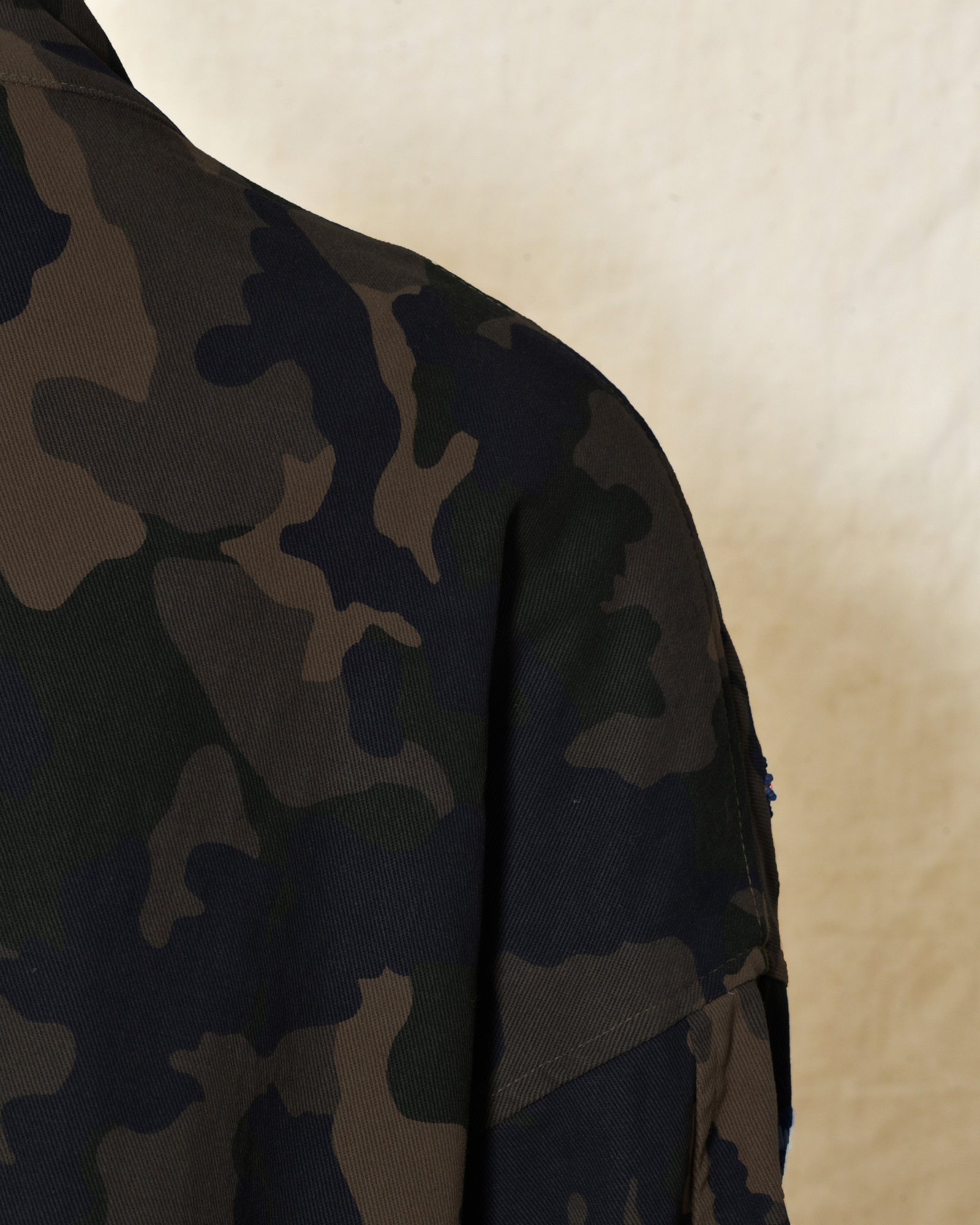 Blouson à imprimé camouflage et broderies fleuris Front Street