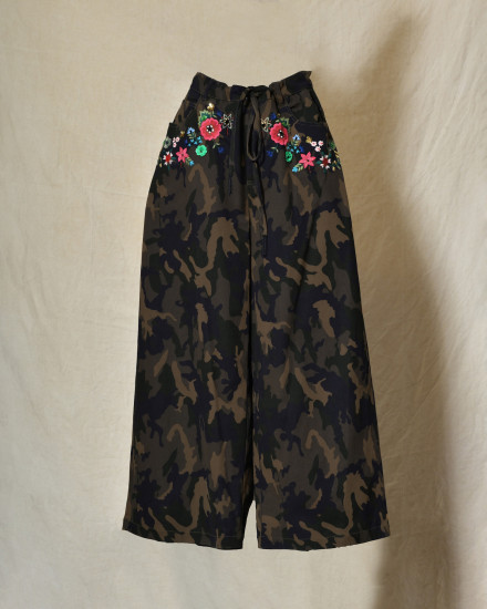Pantalon à imprimé camouflage et broderies fleuris Front Street