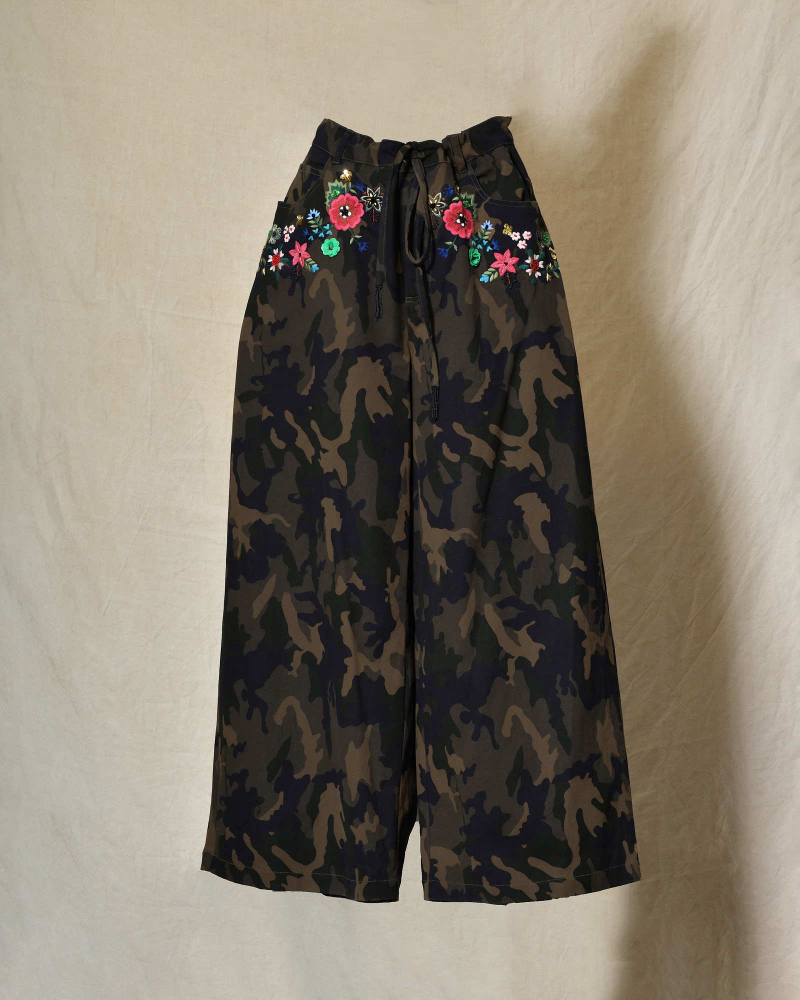 Pantalon à imprimé camouflage et broderies fleuris Front Street