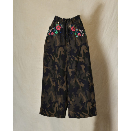 Pantalon à imprimé camouflage et broderies fleuris Front Street