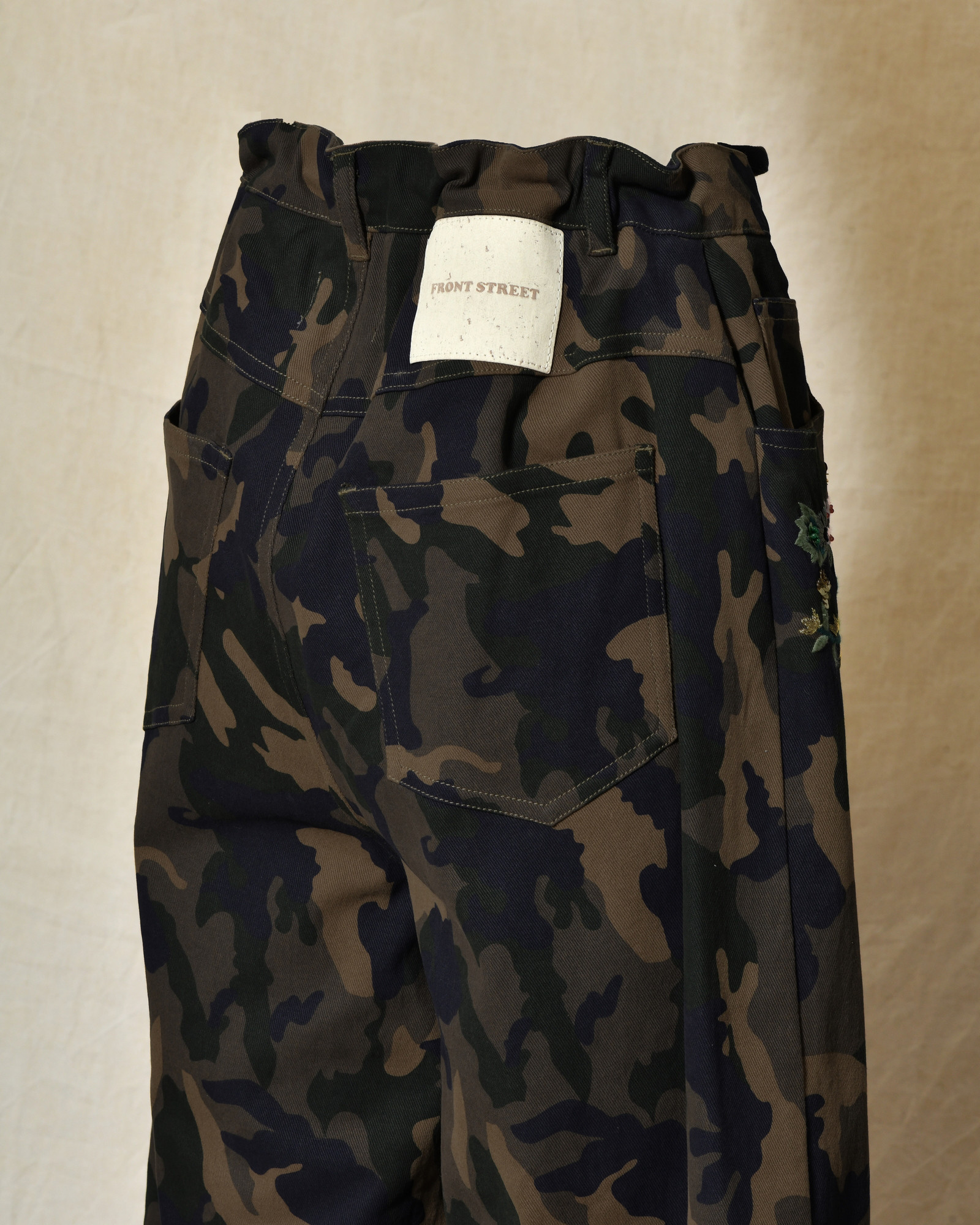 Pantalon à imprimé camouflage et broderies fleuris Front Street