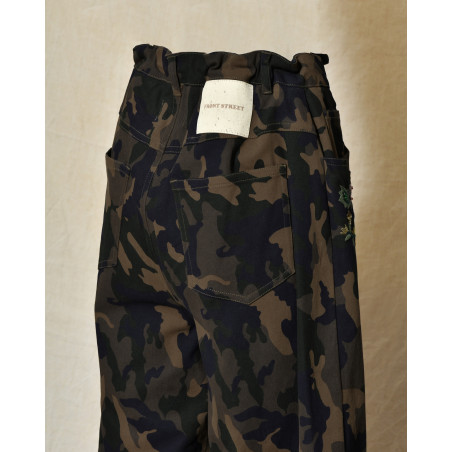 Pantalon à imprimé camouflage et broderies fleuris Front Street