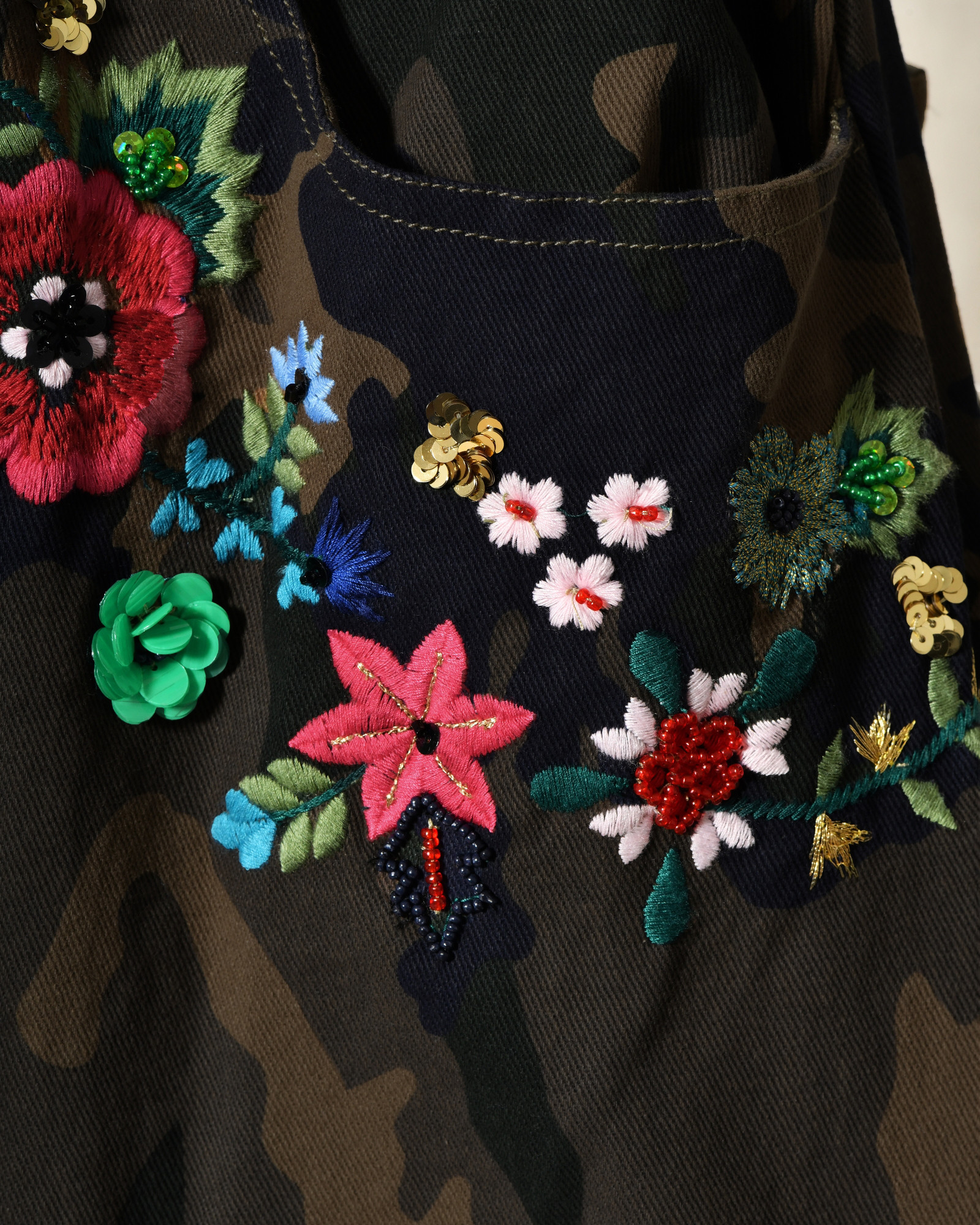 Pantalon à imprimé camouflage et broderies fleuris Front Street