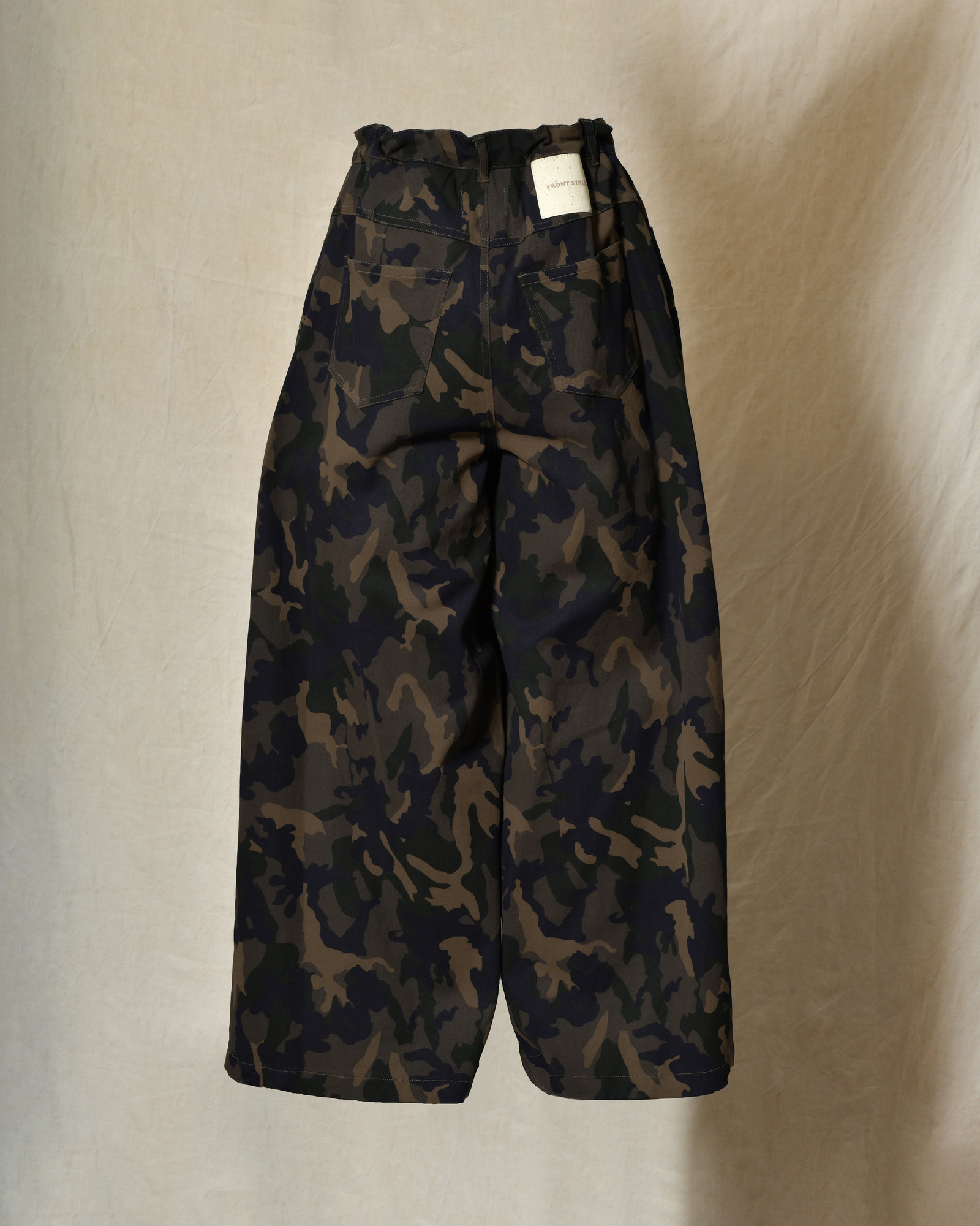 Pantalon à imprimé camouflage et broderies fleuris Front Street