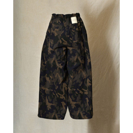 Pantalon à imprimé camouflage et broderies fleuris Front Street