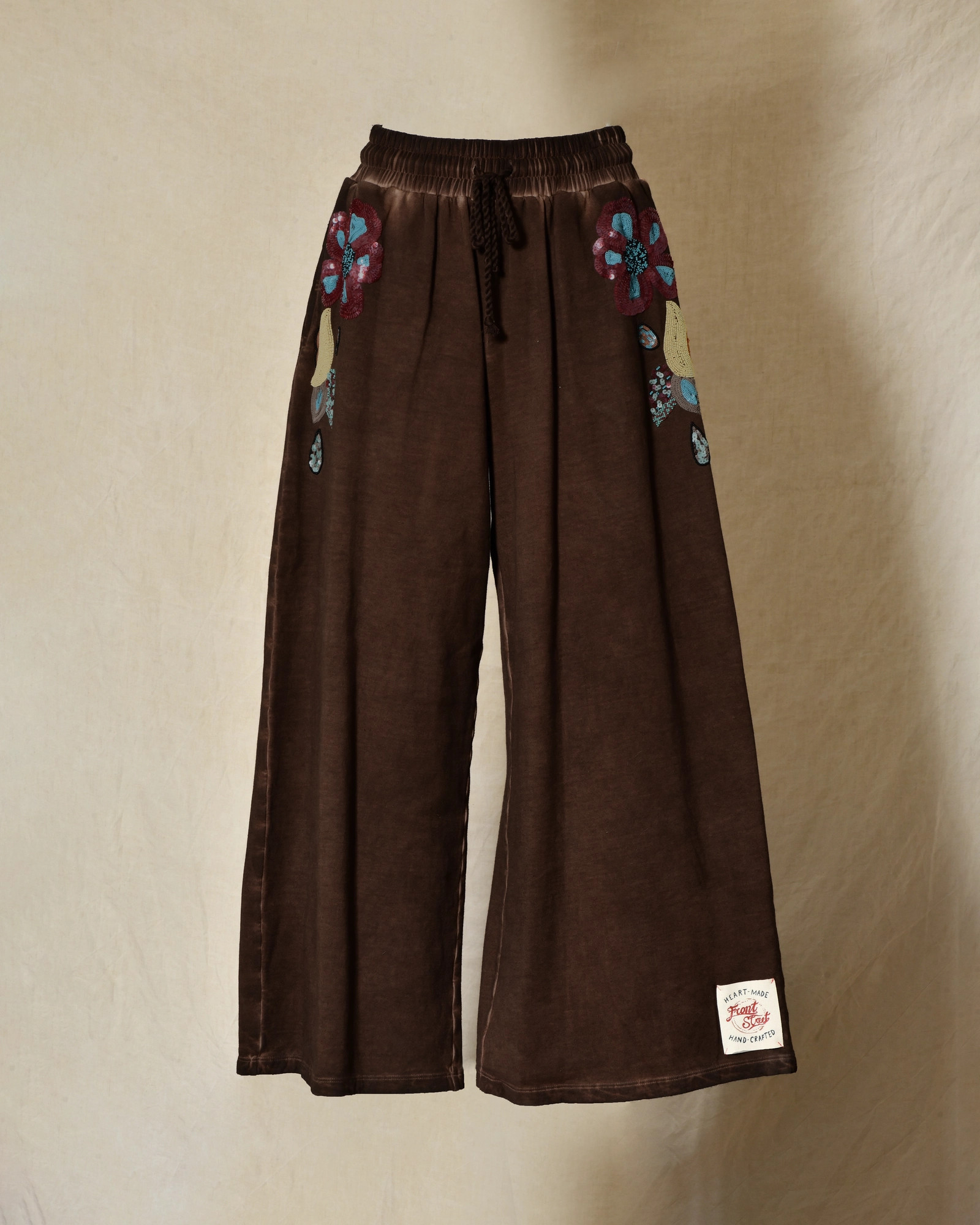 Pantalon de jogging marron à motifs floraux brodés Front Street