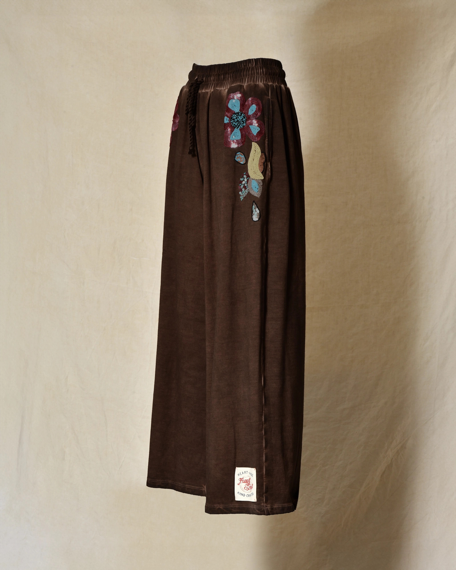 Pantalon de jogging marron à motifs floraux brodés Front Street