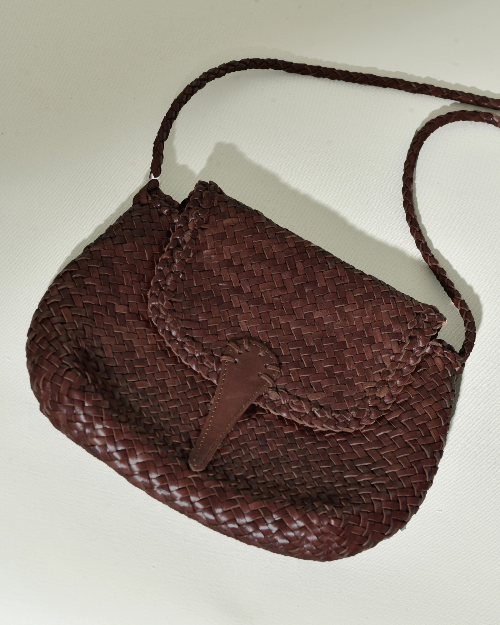 Sac en cuir tressé marron avec fermeture à rabat Dragon Diffusion