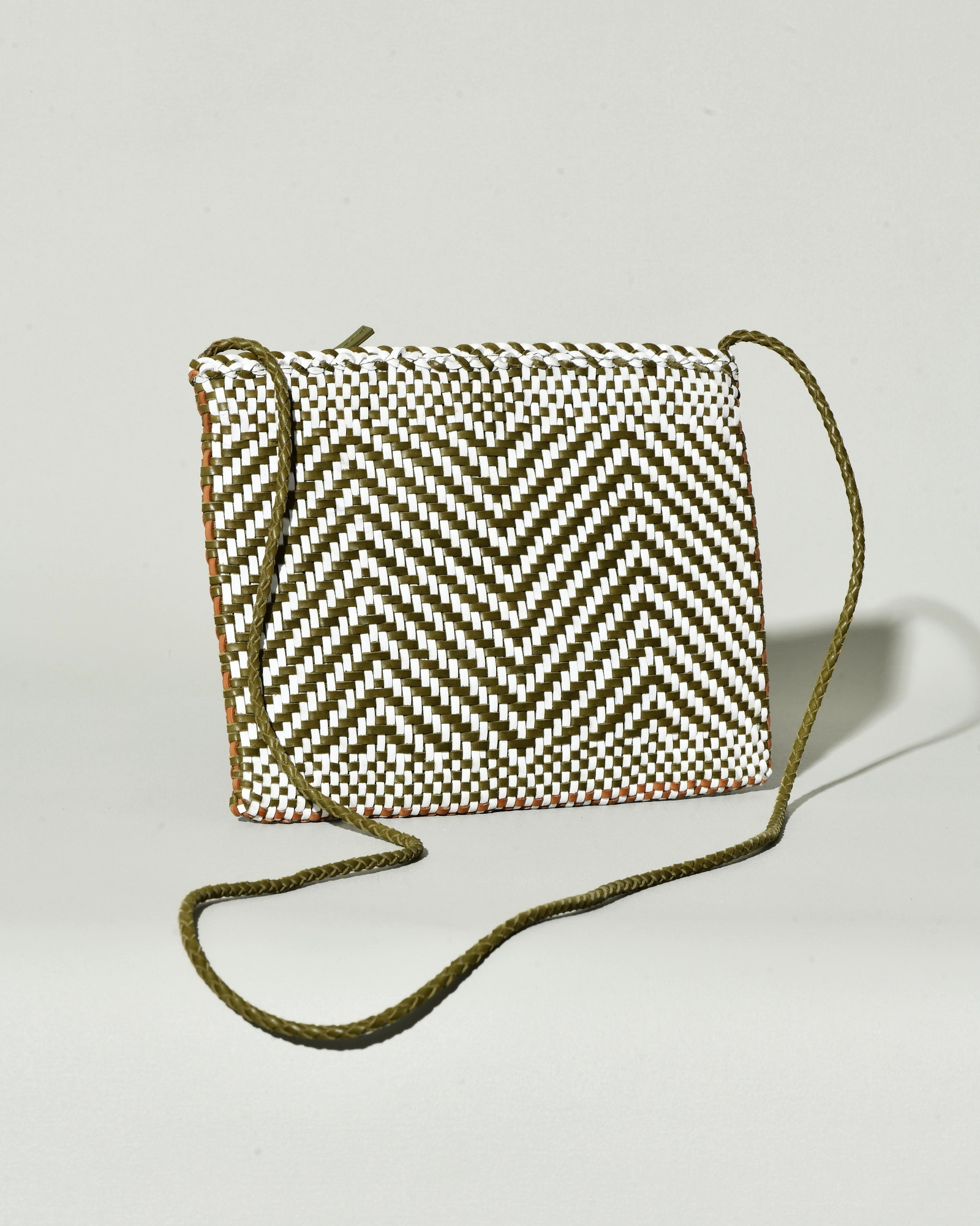 Pochette à bandoulière bicolore à motif chevrons Dragon Diffusion