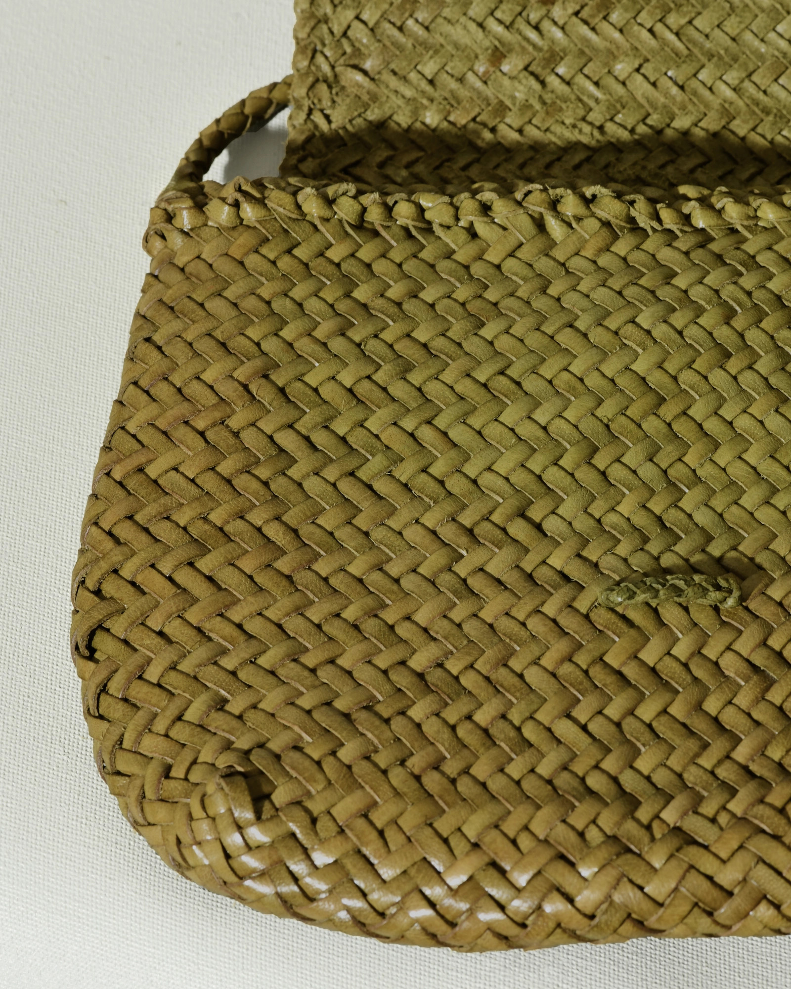 Sac en cuir tressé kaki avec fermeture à rabat Dragon Diffusion
