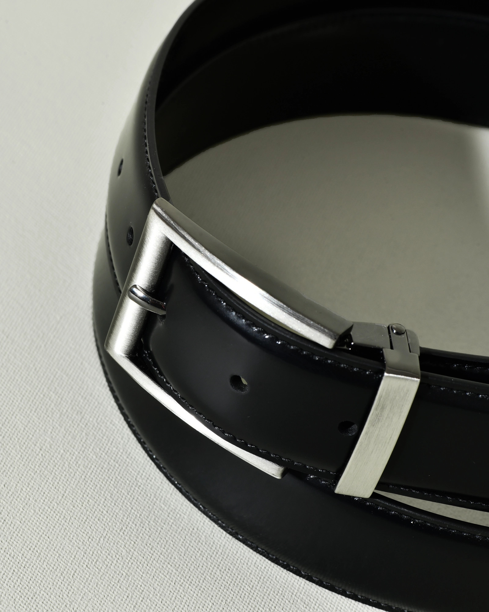 Ceinture en cuir lisse verni noir réglable Falorni