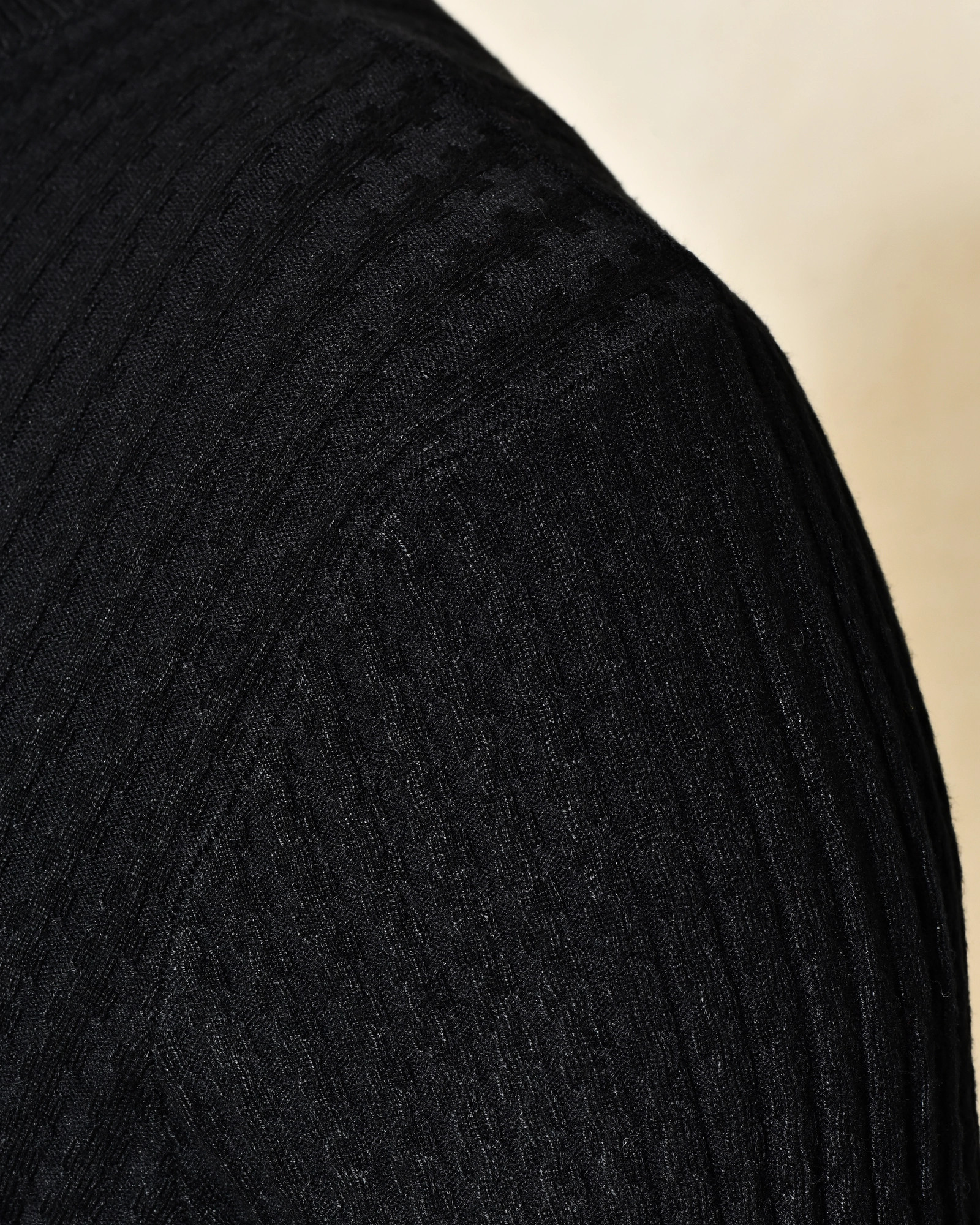 Pull noir en maille côtelée Over-D