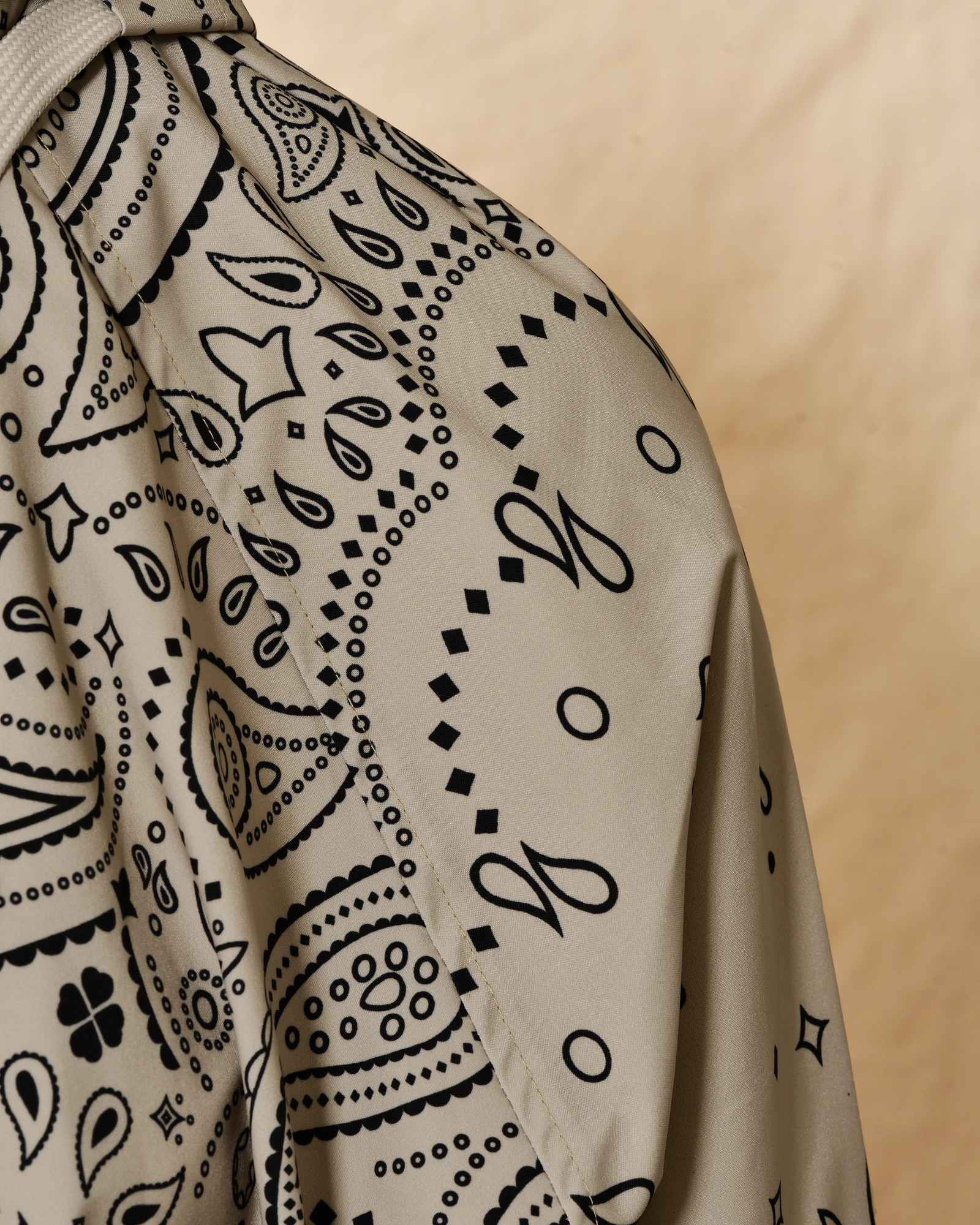 Veste coupe-vent beige à motif bandana noir Ma Petite Capsule