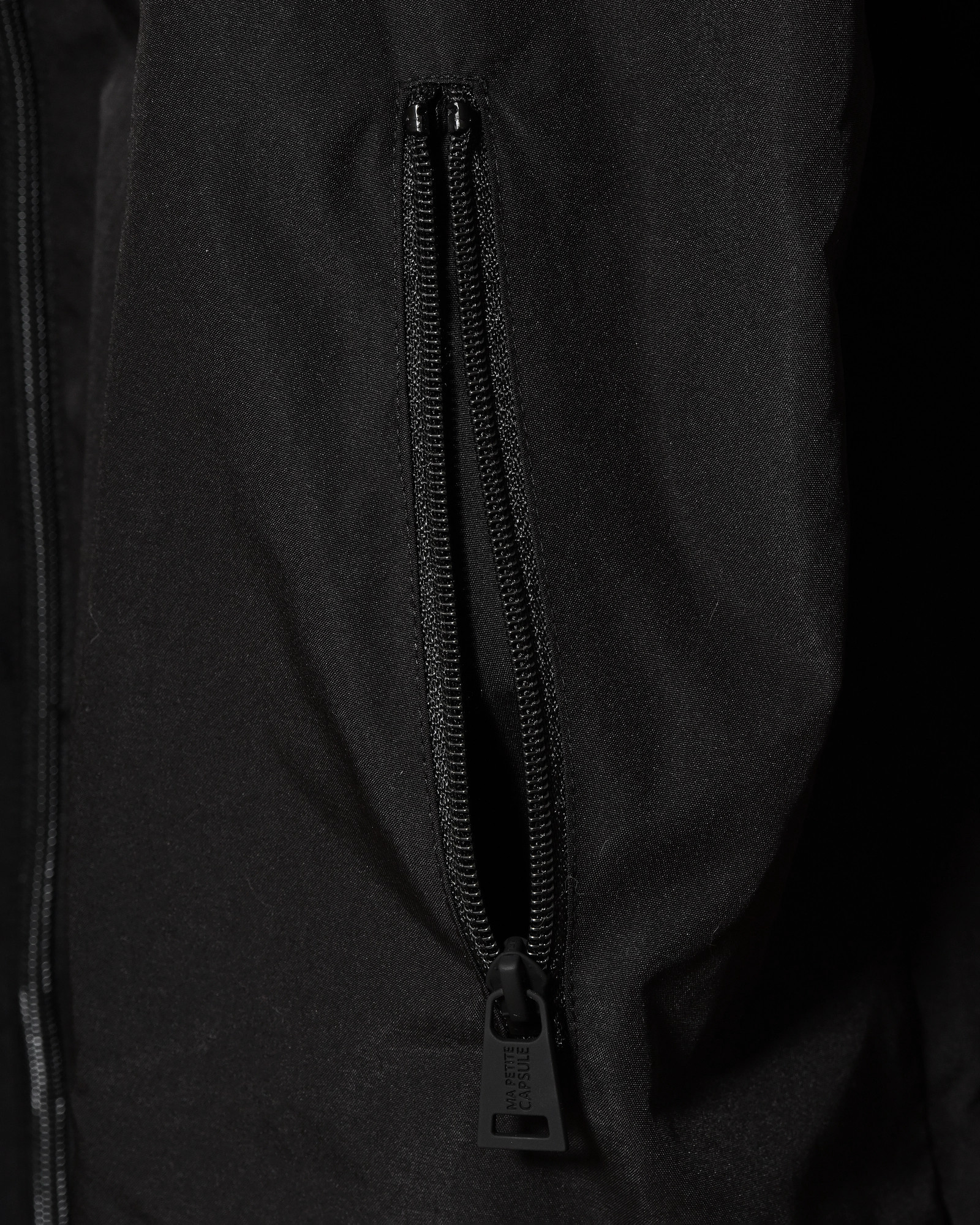 Coupe-vent à capuche noir Ma Petite Capsule