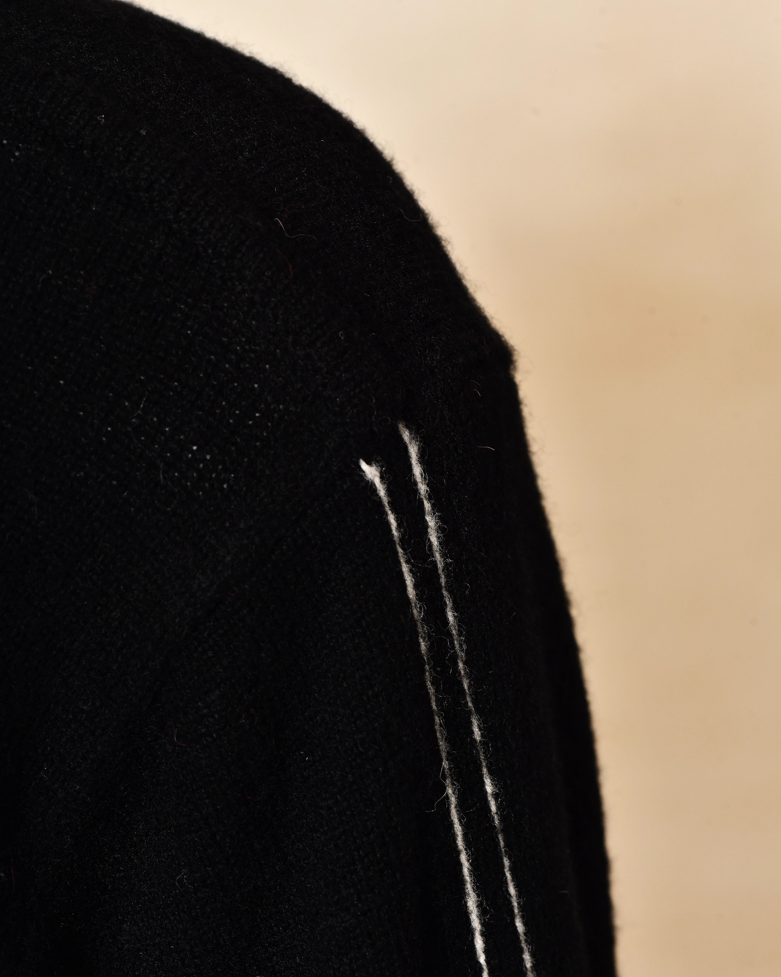 Gilet noir à surpiqûres contrastantes blanches Ma Petite Capsule