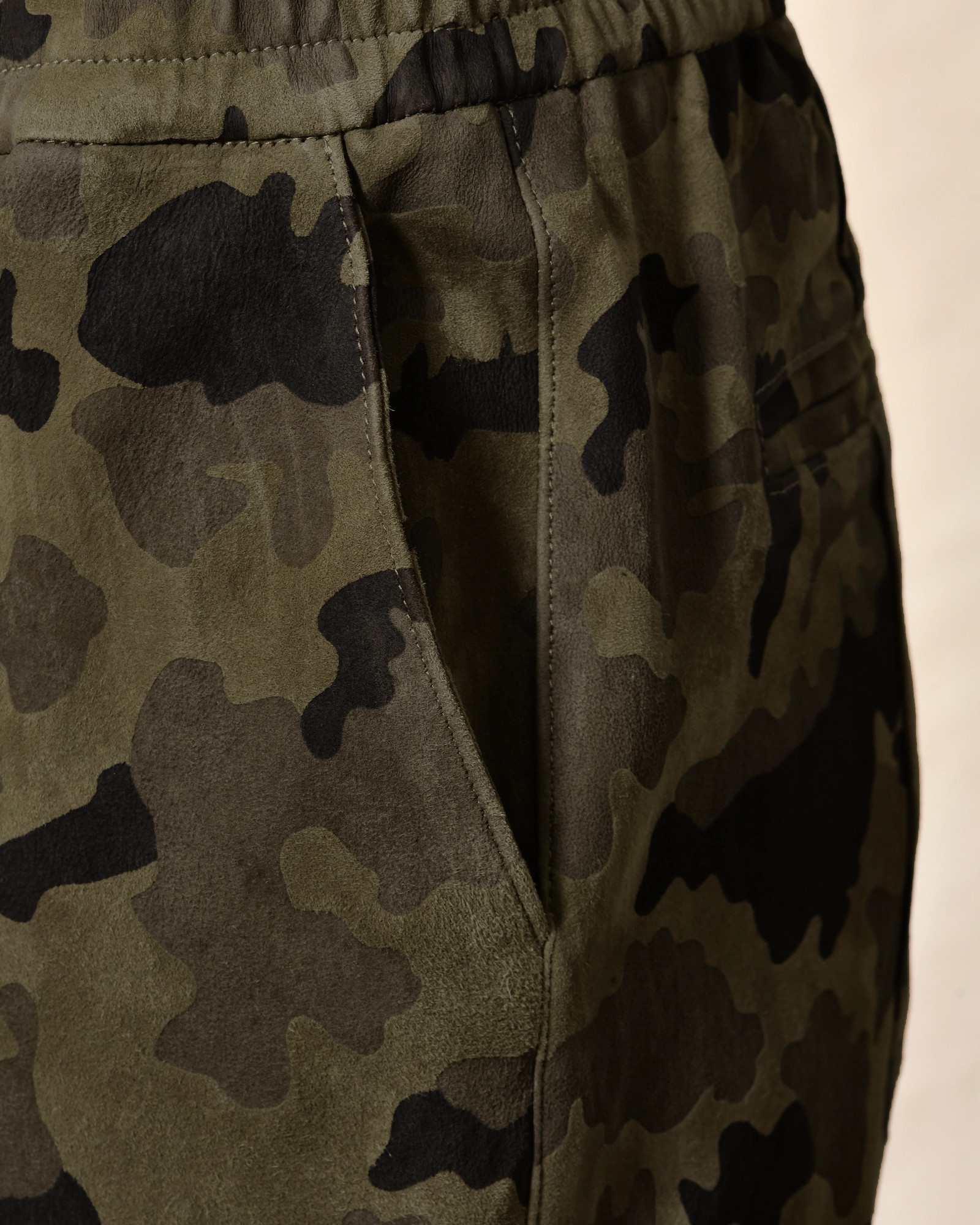 Pantalon de jogging en cuir à imprimé camouflage Ventcouvert
