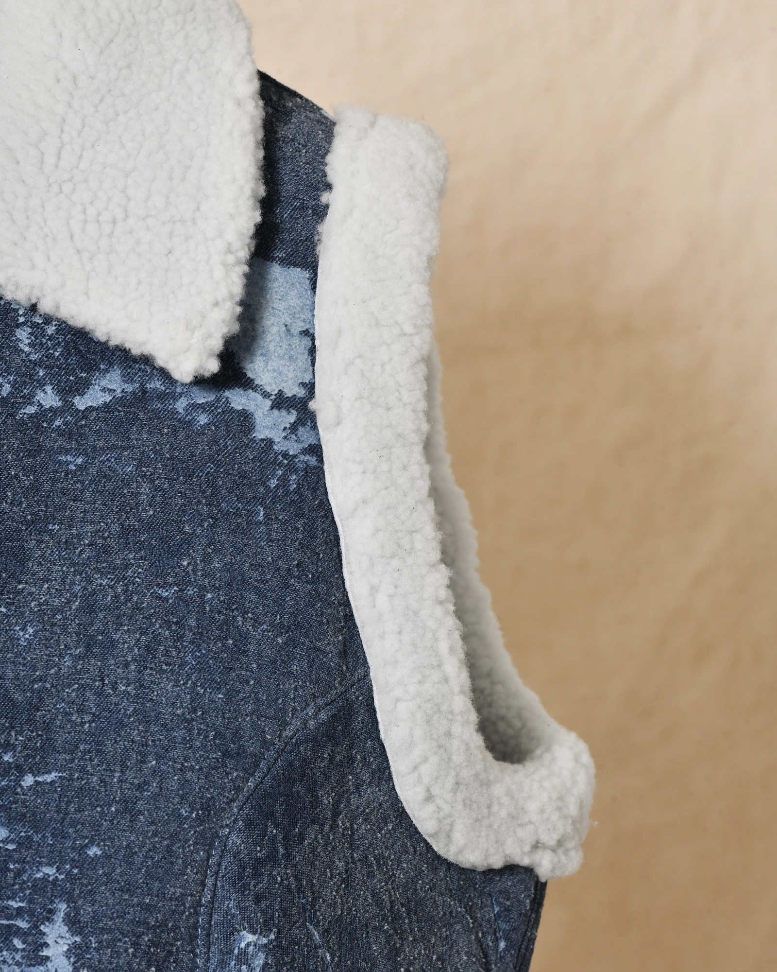 Veste sans manches bleu délavé et peau lainée Possery