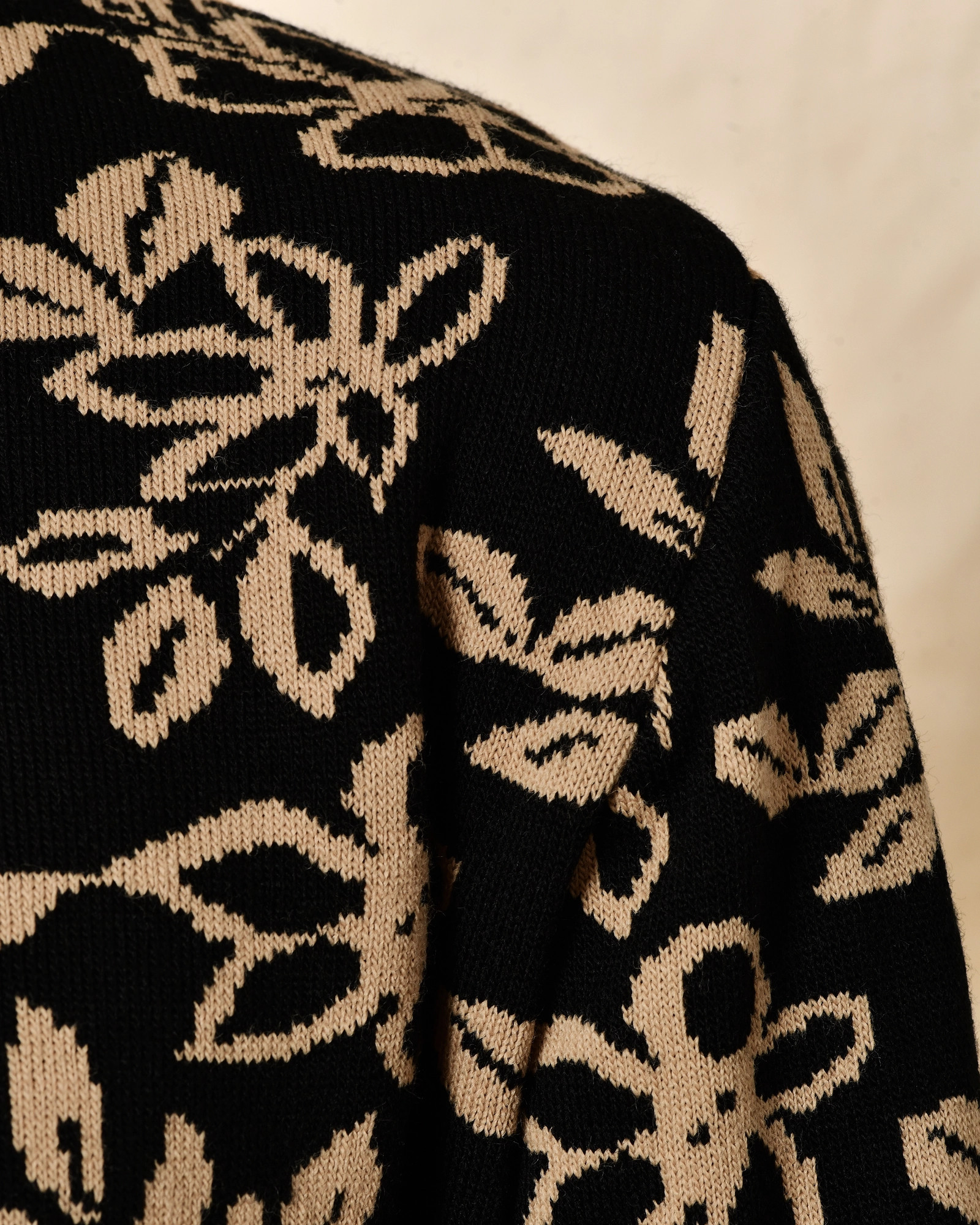 Pull en maille noir à imprimé floral beige Over-D
