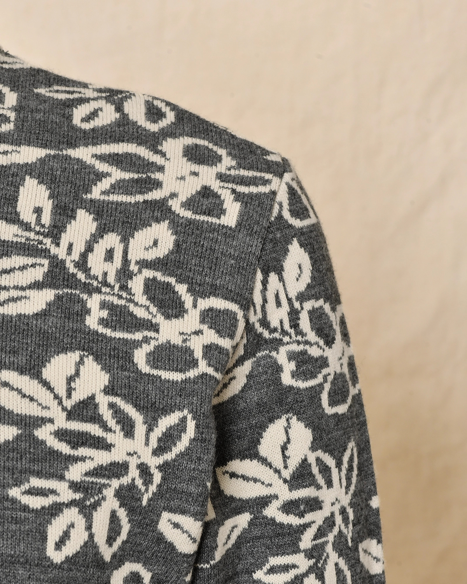 Pull en maille gris à imprimé floral blanc Over-D