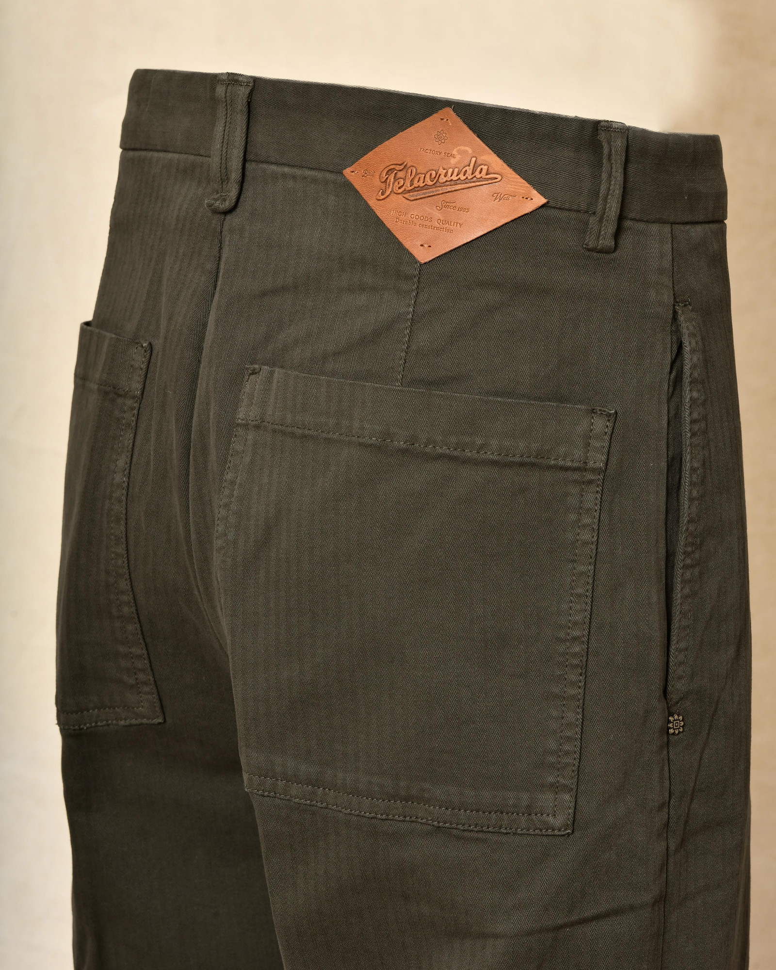 Pantalon à fines rayures kaki Telacruda