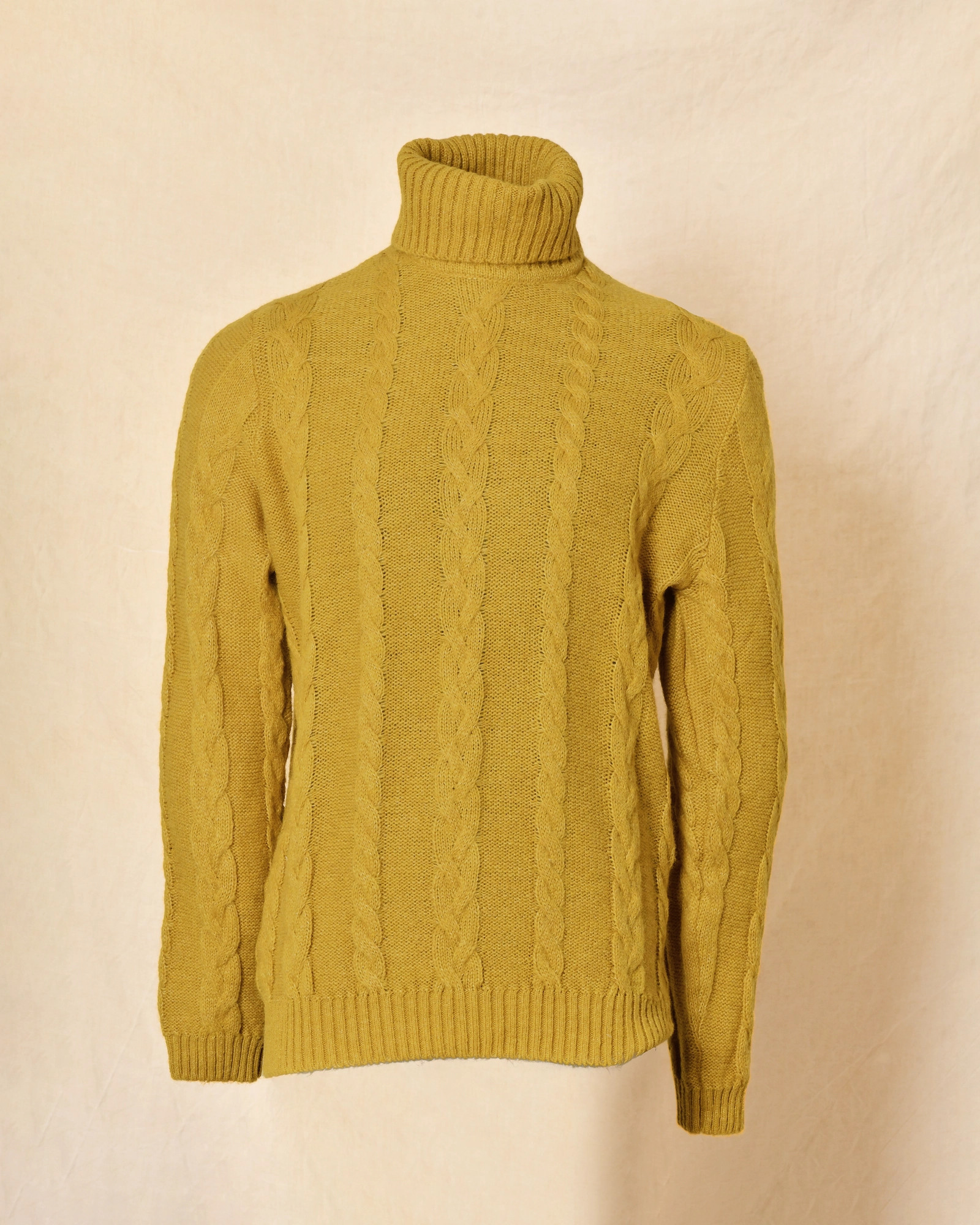 Pull en laine jaune moutarde à col roulé Daniele Alessandrini