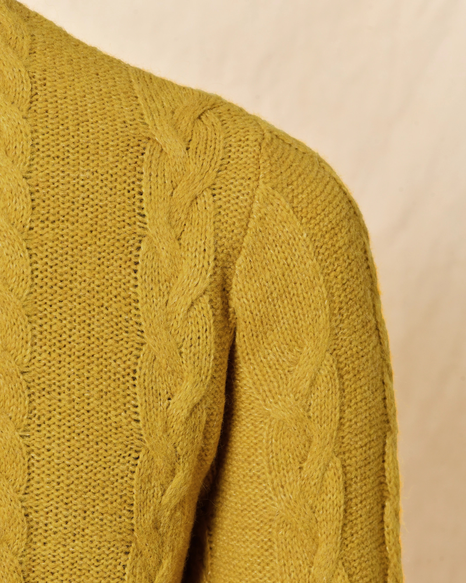 Pull en laine jaune moutarde à col roulé Daniele Alessandrini