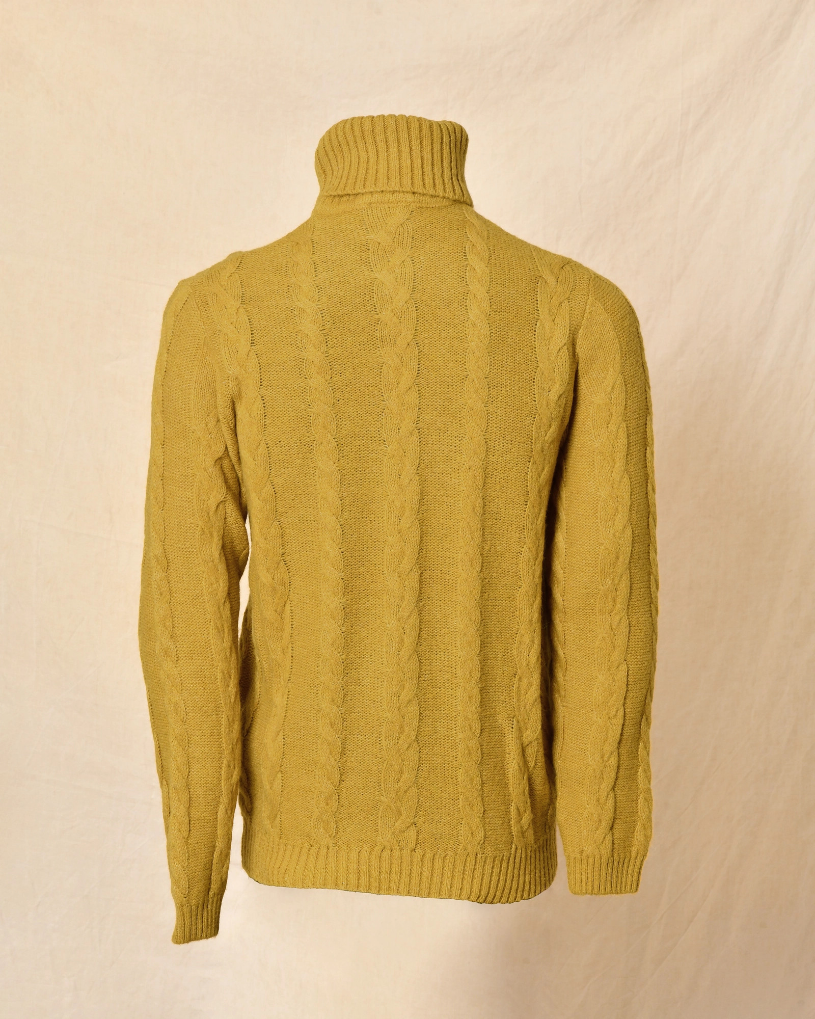 Pull en laine jaune moutarde à col roulé Daniele Alessandrini