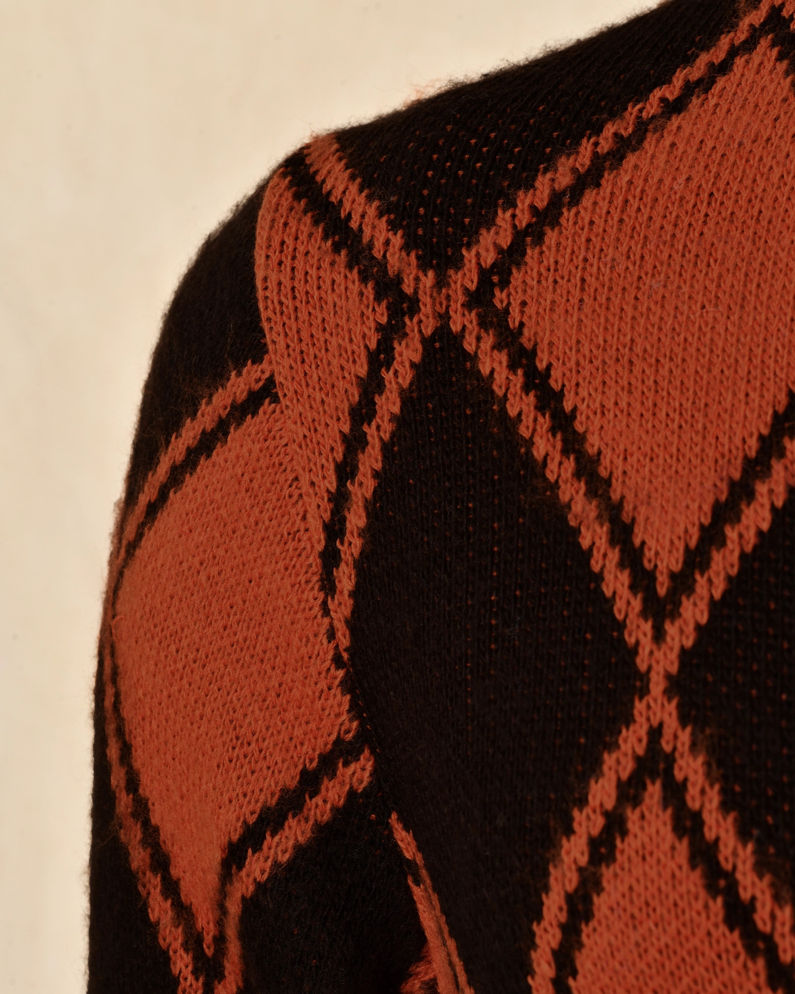 Pull en maille à motif losanges noir et terracotta Over-D