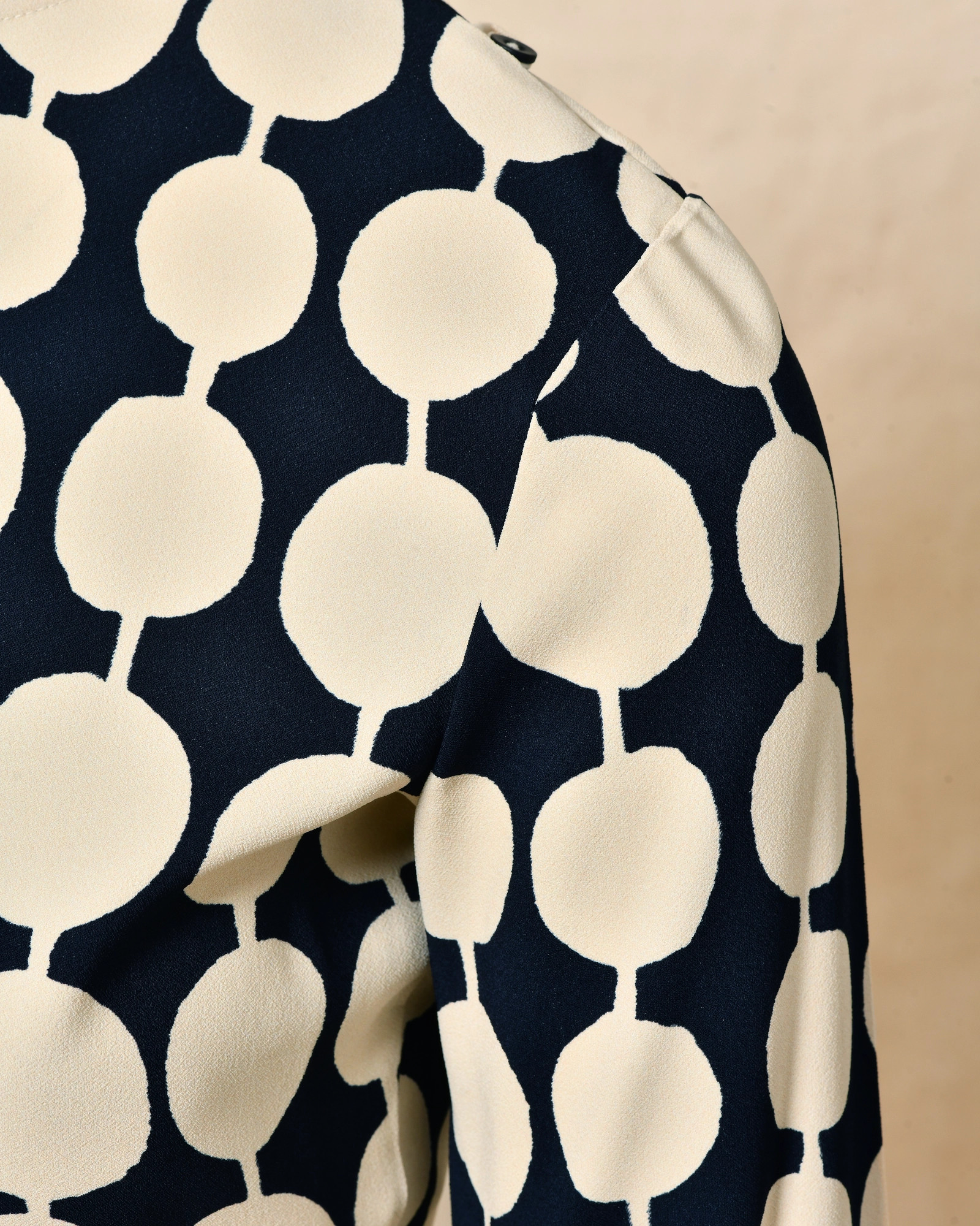 Top bleu et beige à imprimé graphique à pois Co.Go