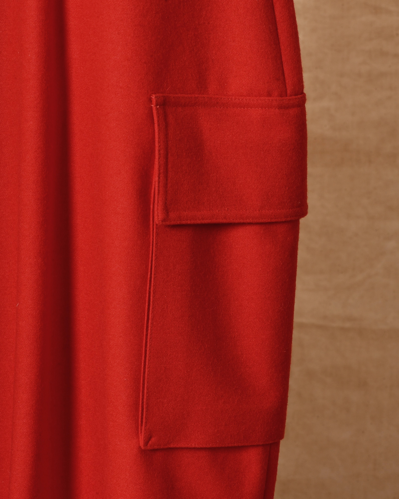 Pantalon en laine cargo rouge à jambes larges Co.Go