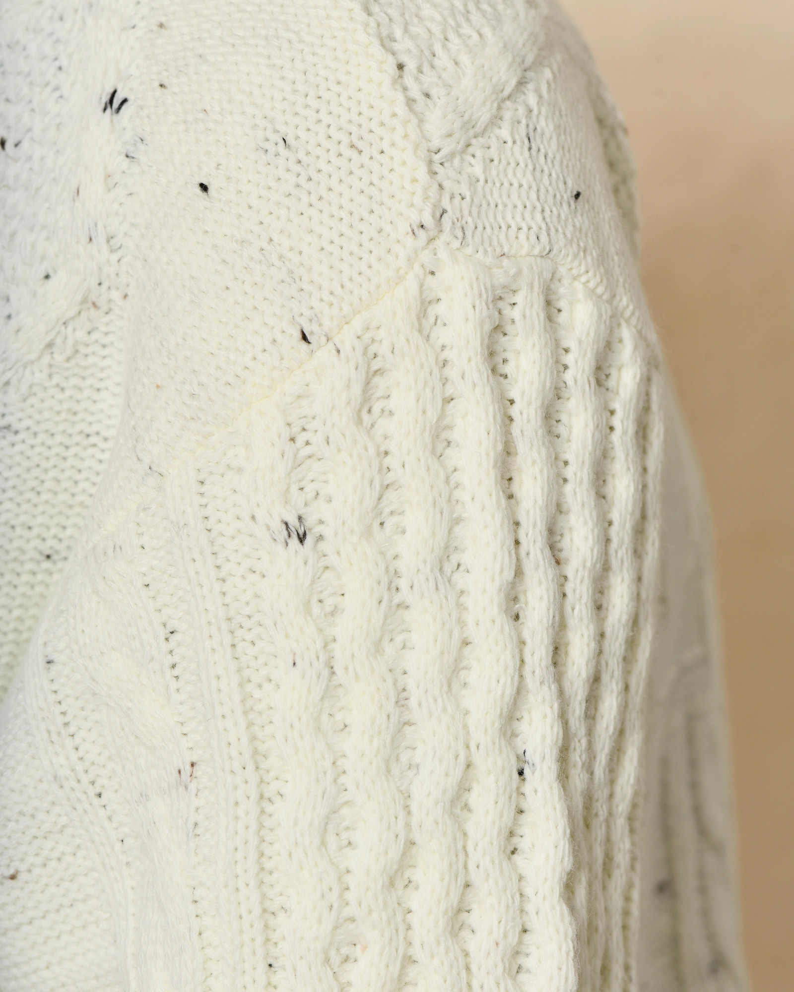 Pull en maille torsadée écru moucheté Telacruda