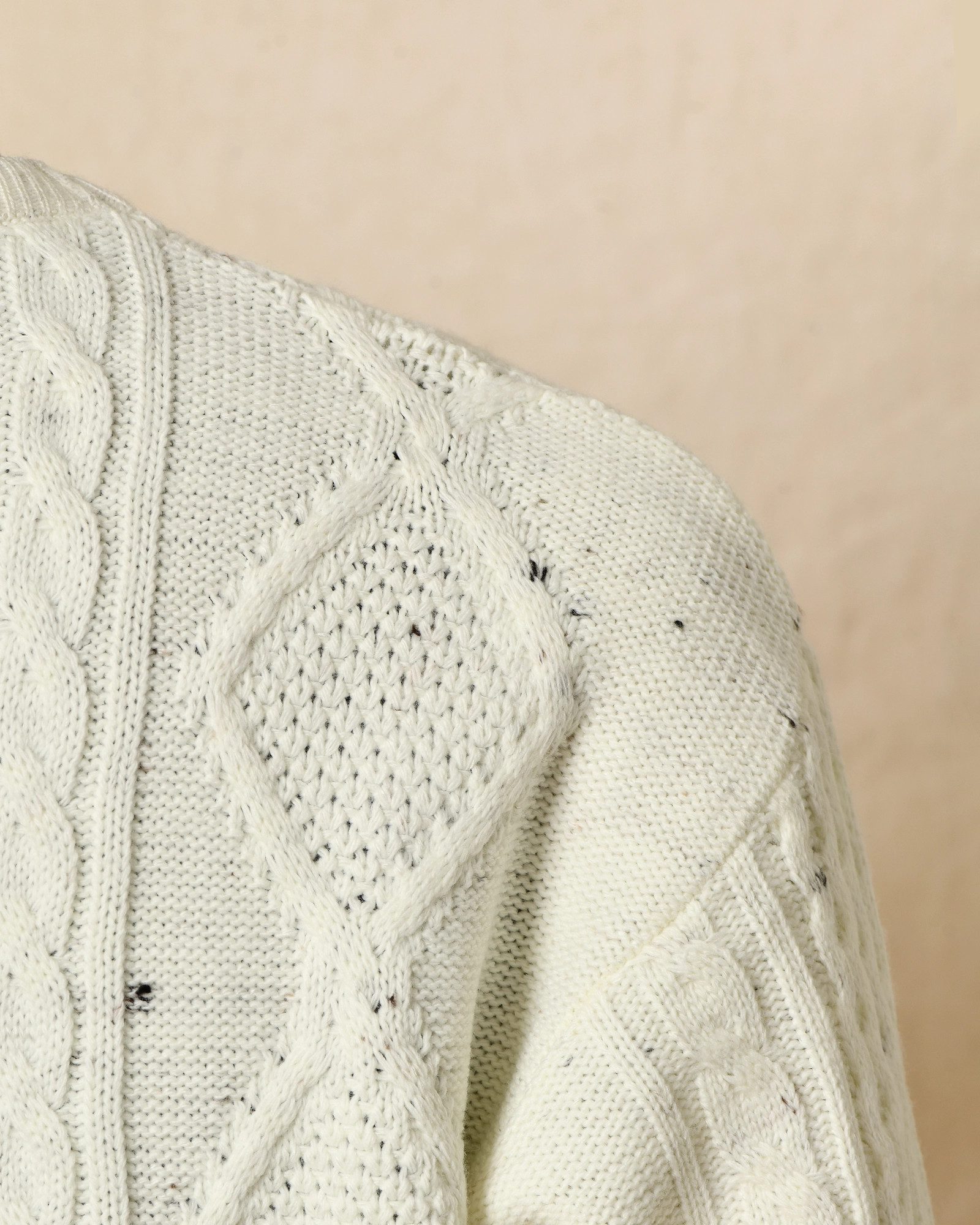 Pull en maille torsadée écru moucheté Telacruda
