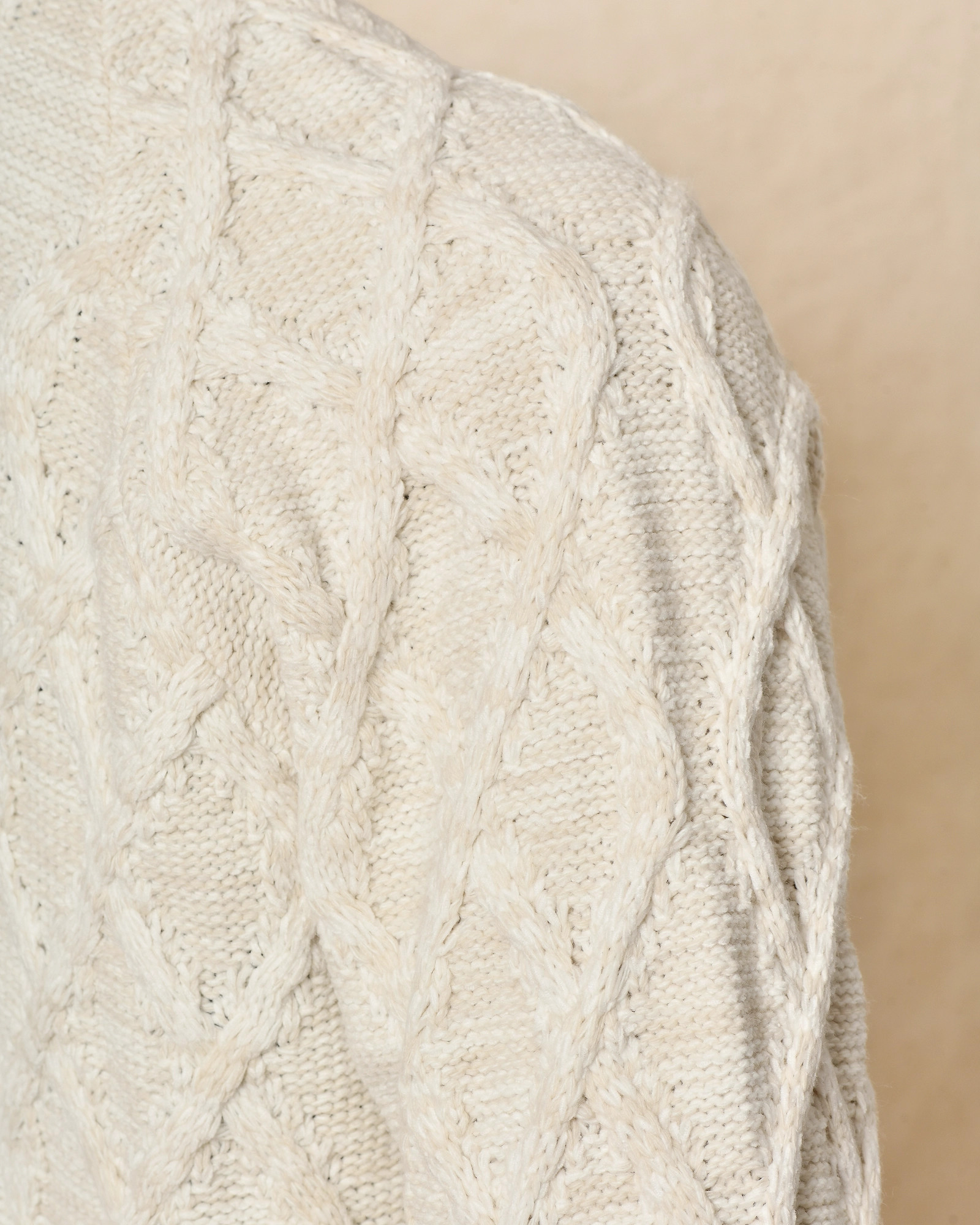 Pull en maille torsadée blanc cassé Telacruda